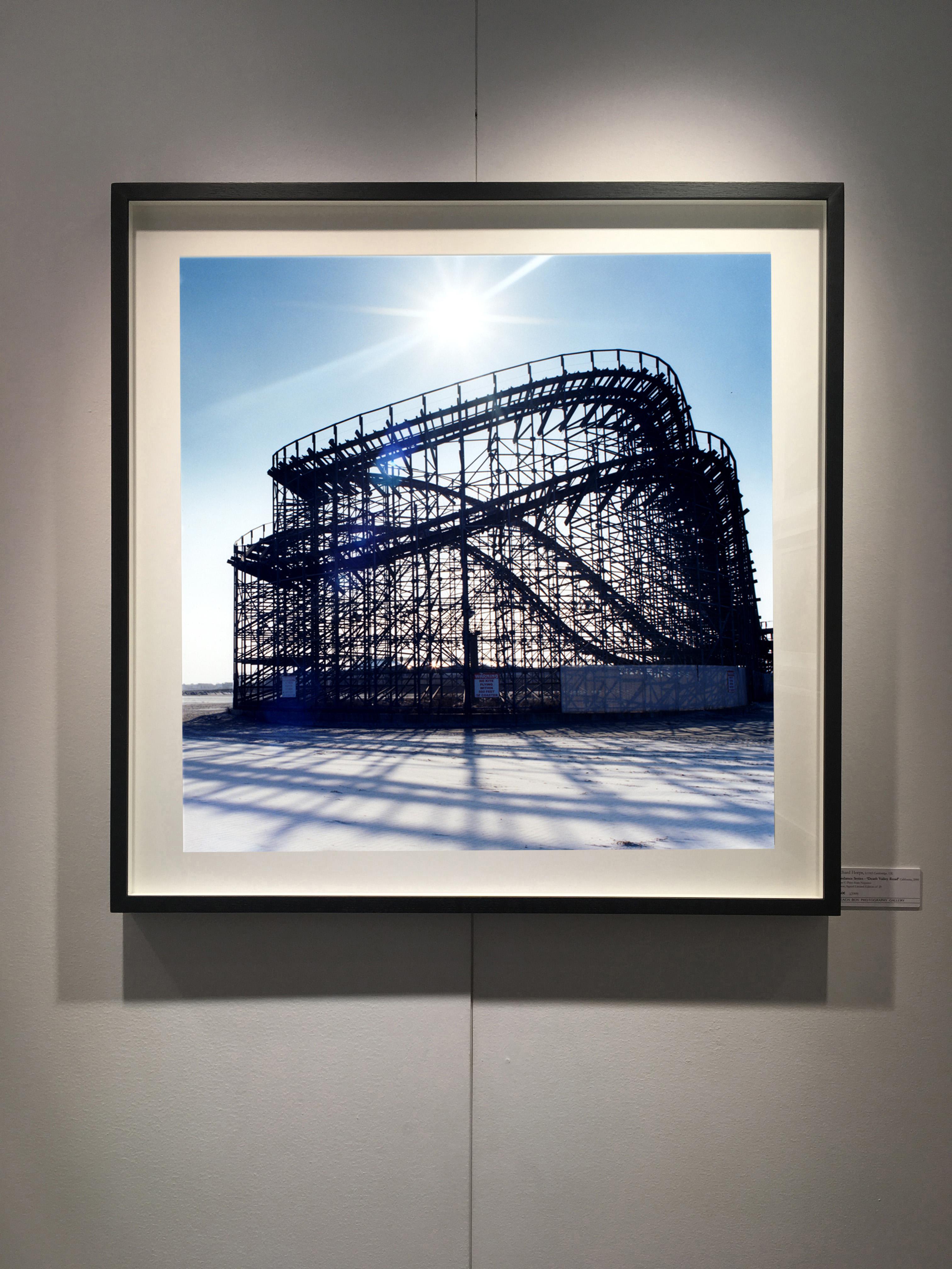 Rollercoaster in Weiß, Wildholz, New Jersey - Blau, Farbfotografie  – Photograph von Richard Heeps