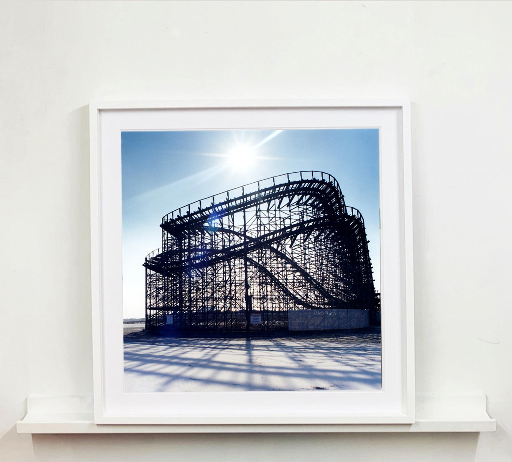 Rollercoaster in Weiß, Wildholz, New Jersey - Blau, Farbfotografie  (Zeitgenössisch), Photograph, von Richard Heeps