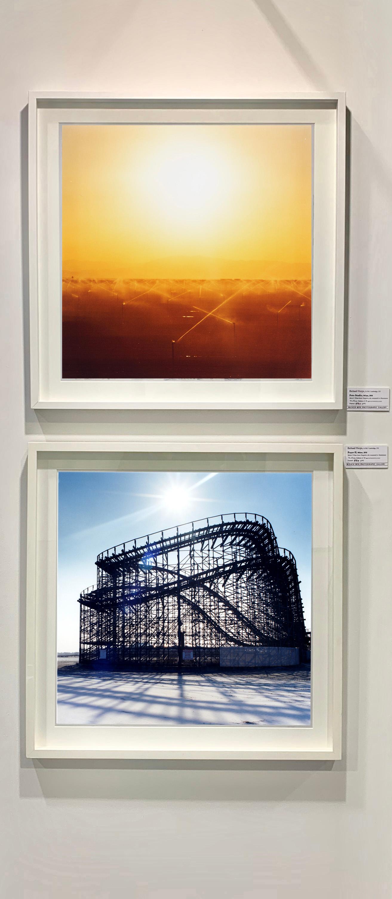 Rollercoaster in Weiß, Wildholz, New Jersey - Blau, Farbfotografie im Angebot 1