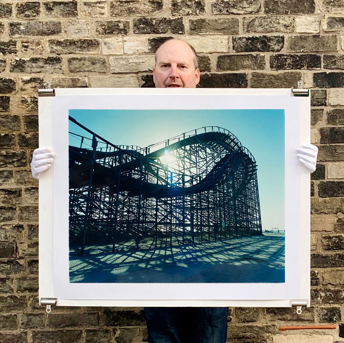 Grande bianco, Wildwood, New Jersey - Fotografia costiera americana a colori - Landscape Photograph Nero di Richard Heeps