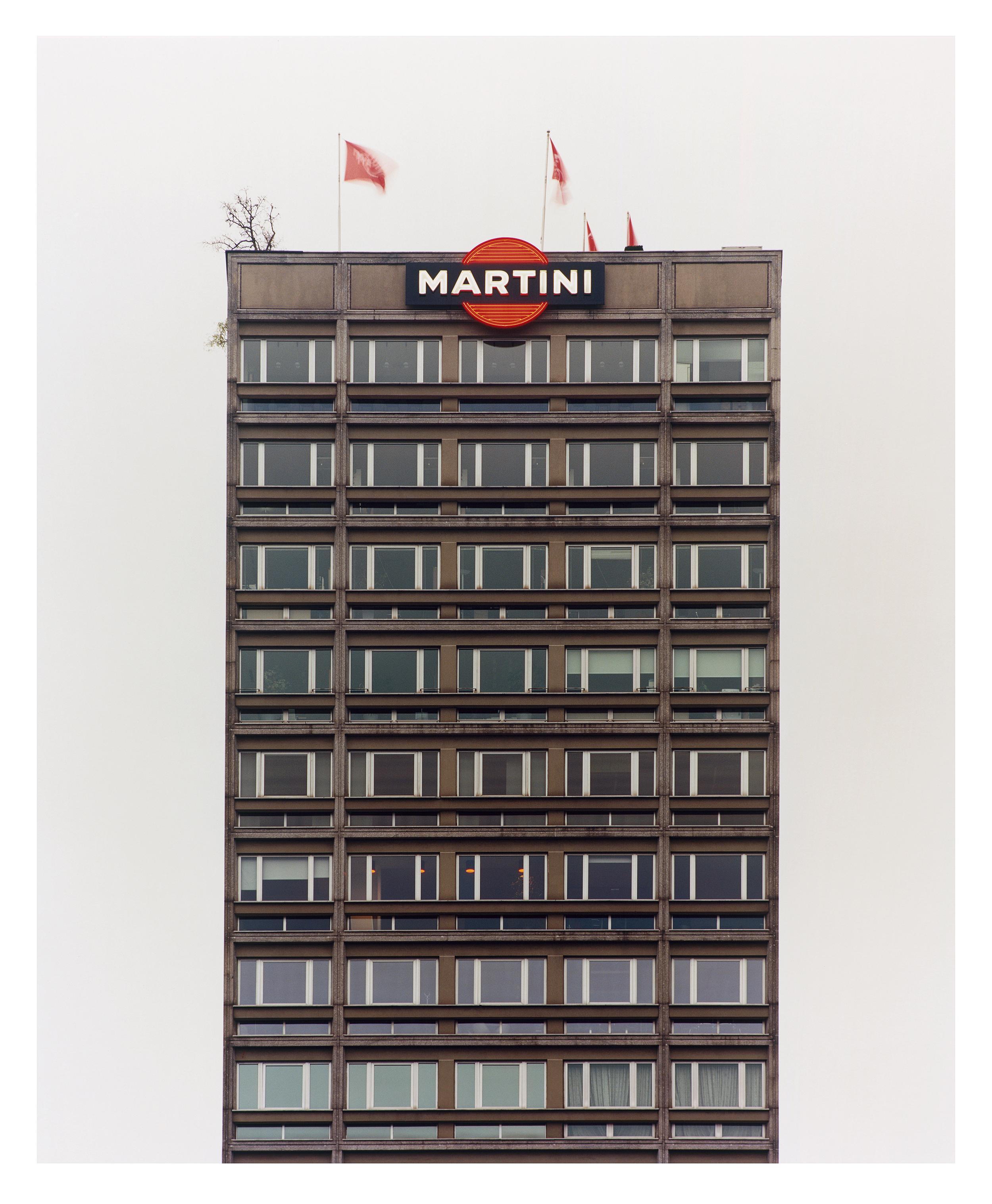 Richard Heeps Color Photograph – Grauer Martini, Mailand – Architekturfotografie in Farbfotografie