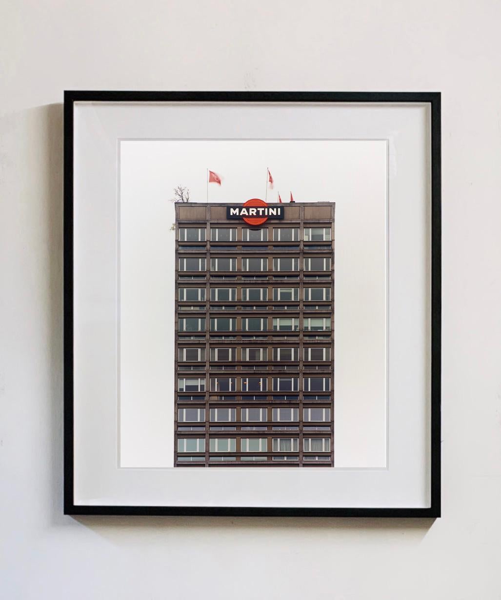 Martini gris, Milan - Photographie architecturale italienne en couleur - Gris Color Photograph par Richard Heeps