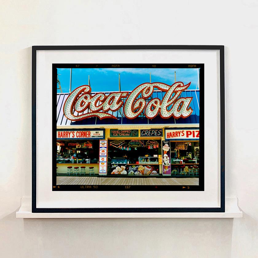 Harry's Corner, Wildwood, New Jersey - Photographie couleur de la côte américaine - Noir Landscape Photograph par Richard Heeps