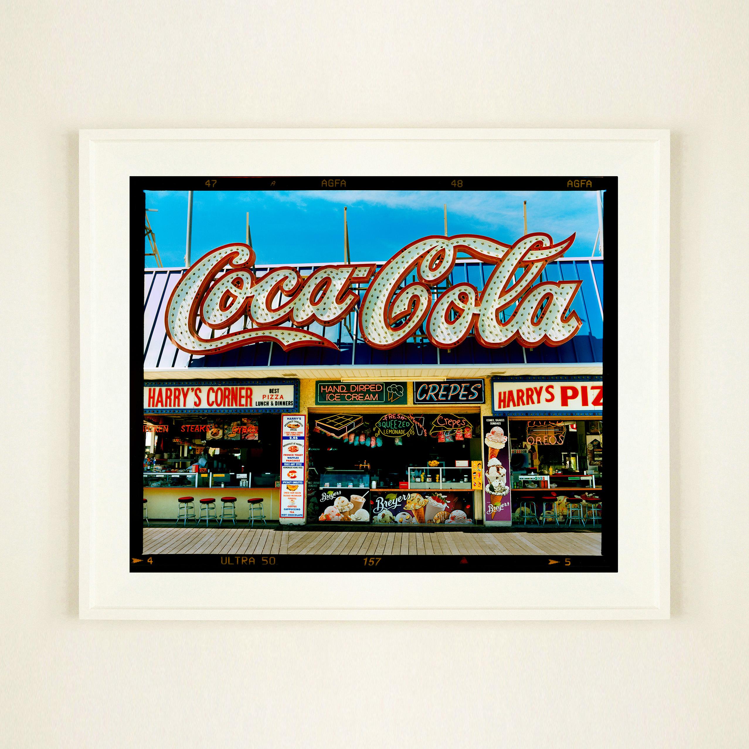 Harry's Corner, sur la promenade de Wildwood. Prise en avril 2013, cette photo a été exécutée pour la première fois dans la chambre noire de Richard en octobre 2020, il l'imprime plein cadre en montrant le rabais du film AGFA Ultra. 
L'œuvre d'art