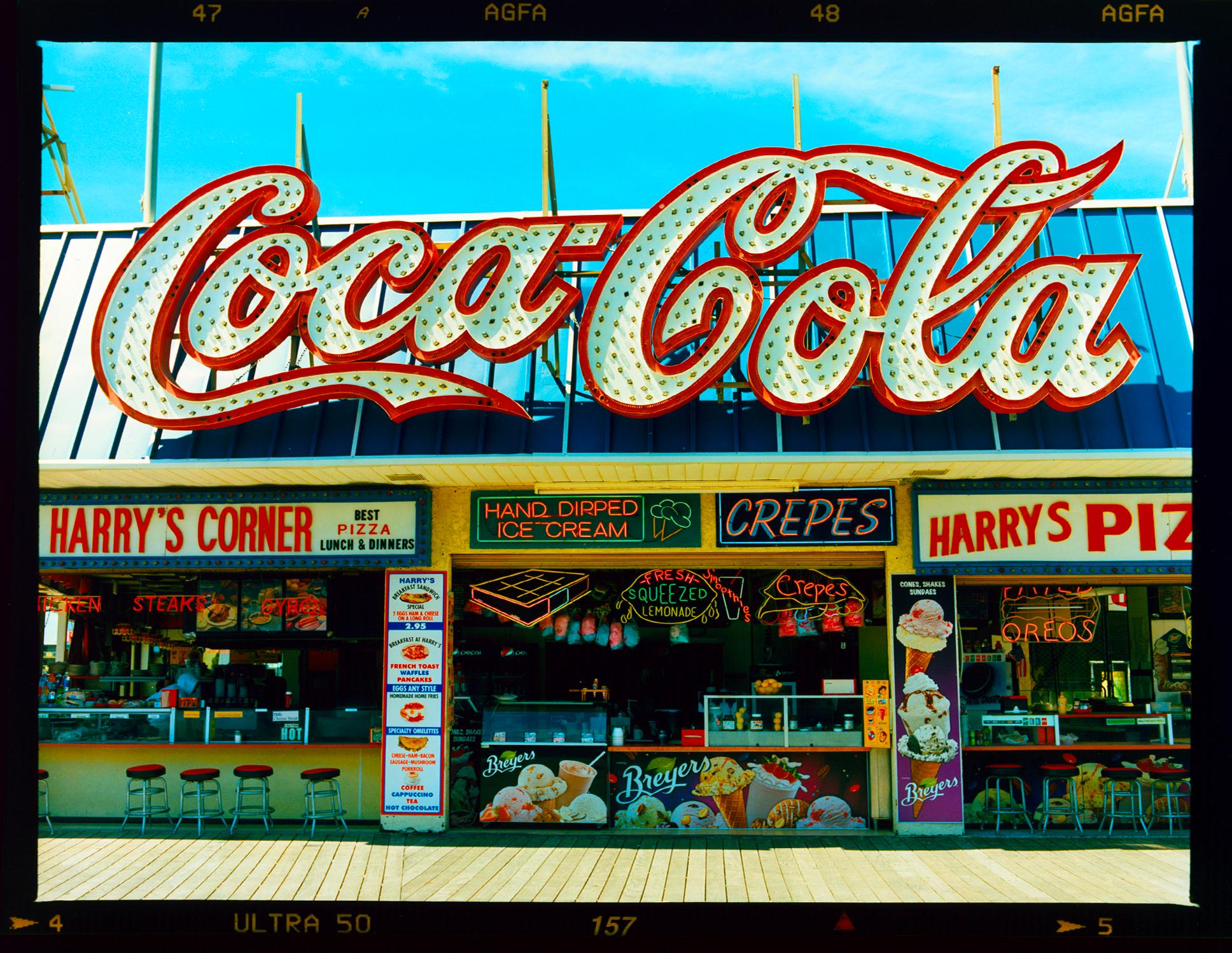 Richard Heeps Color Photograph – Harry Harry's Corner, Wildwood, New Jersey – amerikanische Farbfotografie an der Küste