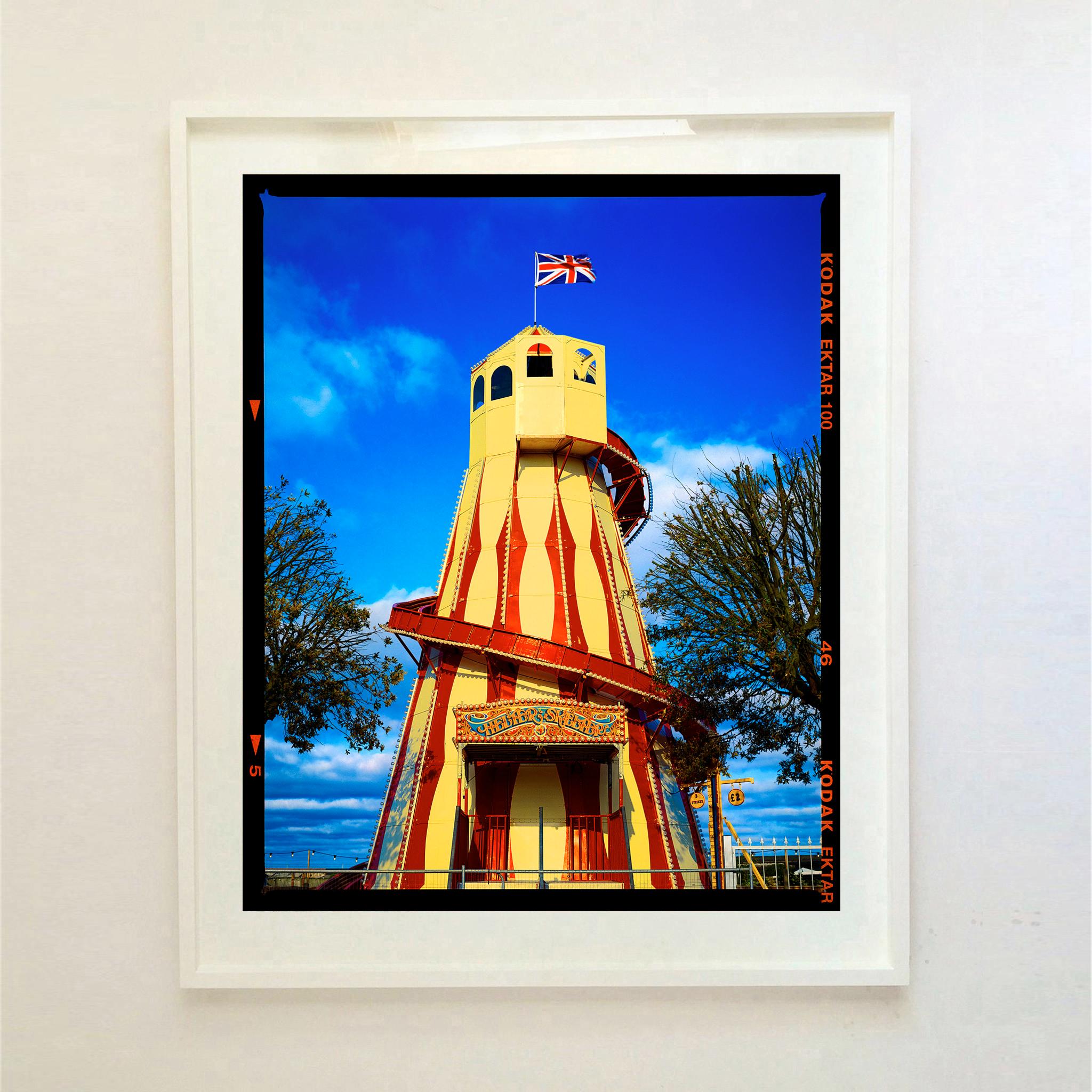 Helter Skelter, Norfolk - Fotografia a colori di una fiera d'epoca britannica - Color Photograph Blu di Richard Heeps