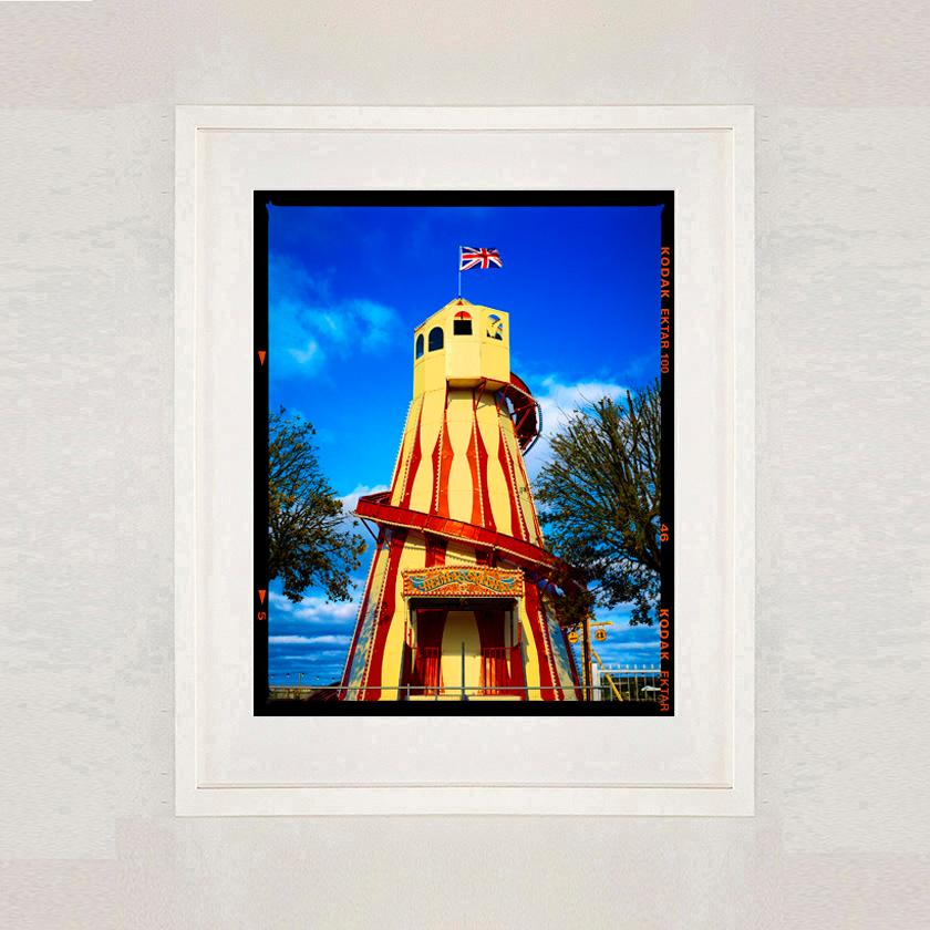 Helter Skelter, Norfolk - Fotografia a colori di una fiera d'epoca britannica - Color Photograph Blu di Richard Heeps