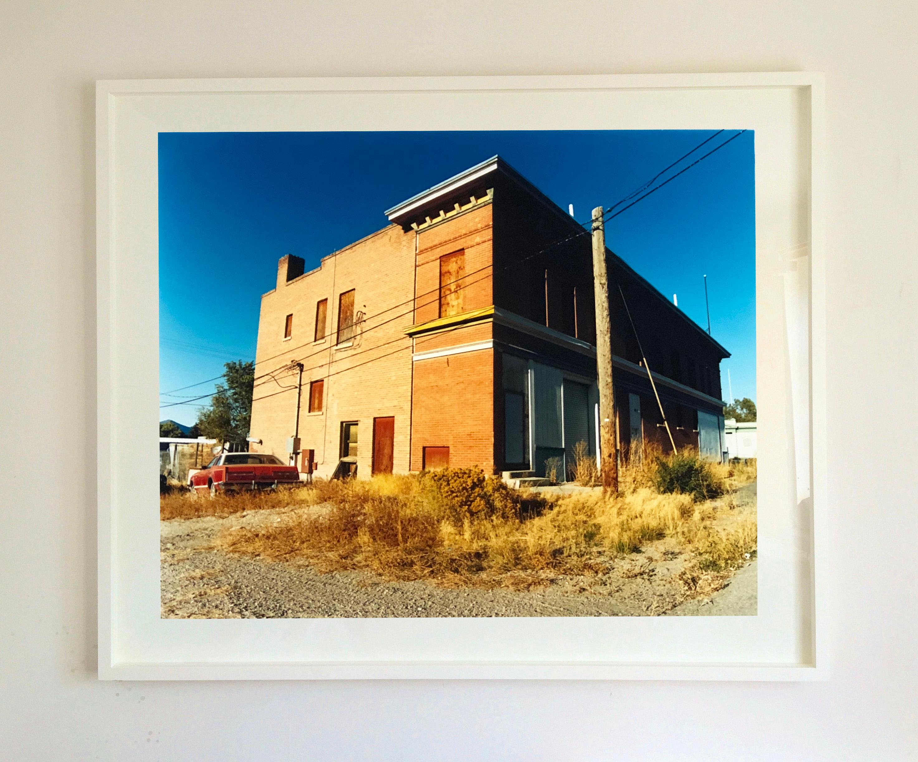 „High Street“, Ely, Nevada – nach dem Goldrush – Architektur-Farbfoto (Zeitgenössisch), Print, von Richard Heeps