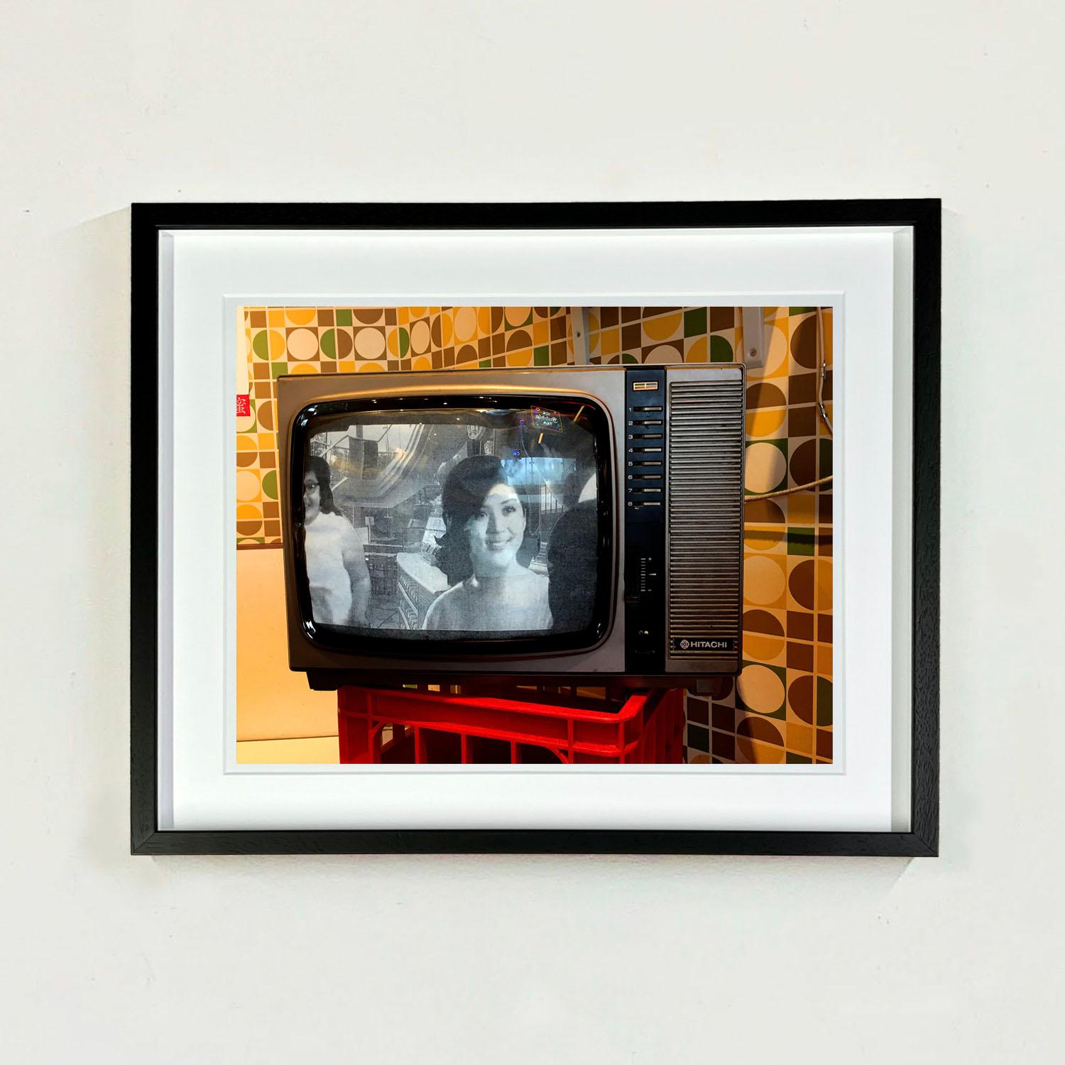 Hitachi TV, Hong Kong - Contemporary Portrait Pop Art Color Photograph im Angebot 1