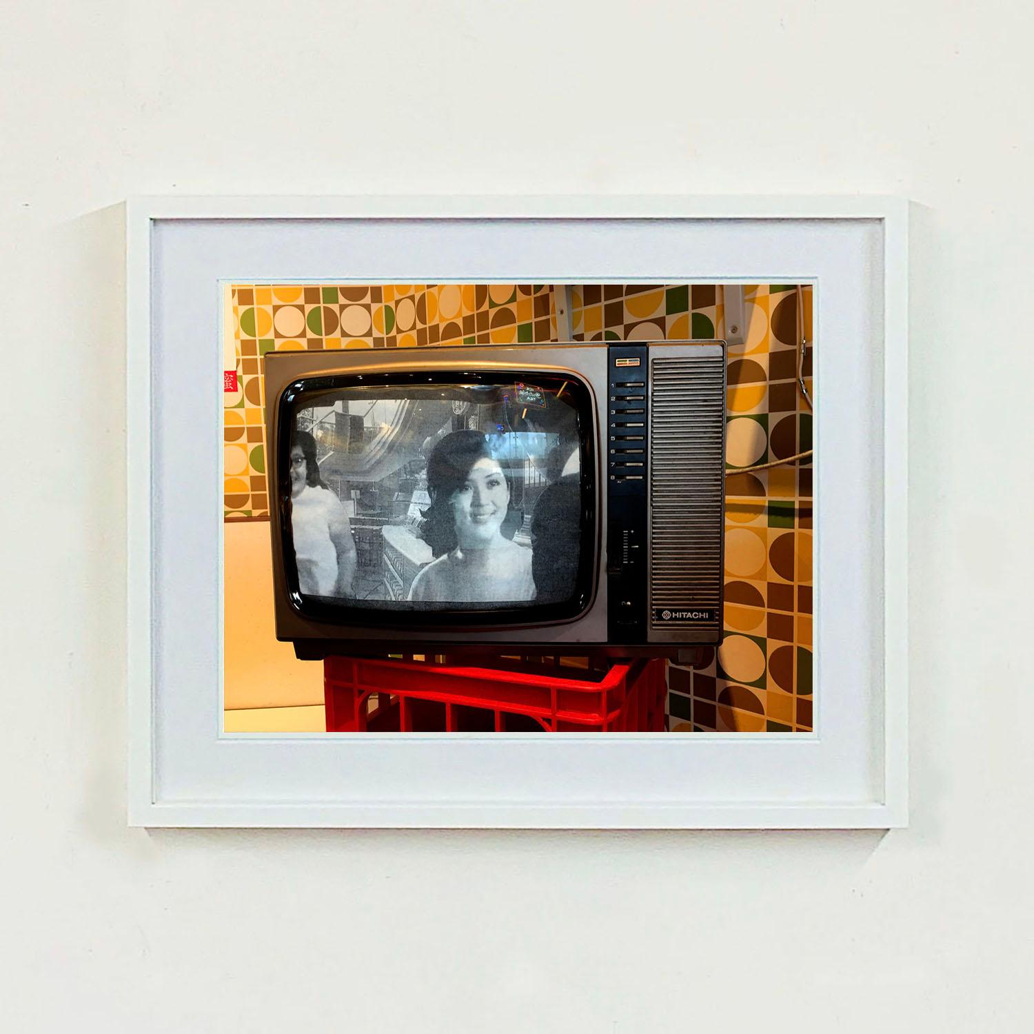 Hitachi TV, Hong Kong - Contemporary Portrait Pop Art Color Photograph im Angebot 2