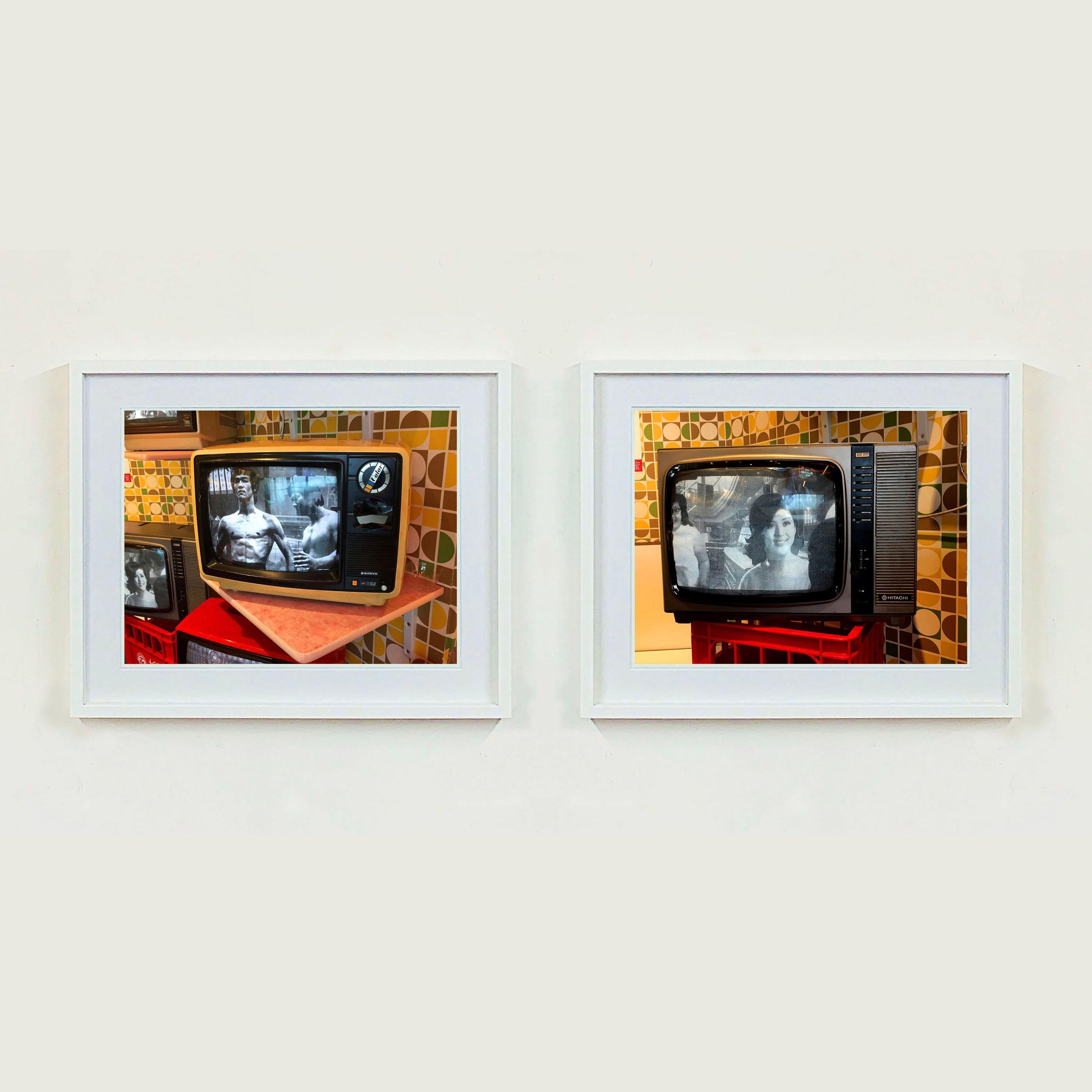 Hitachi TV, Hong Kong - Contemporary Portrait Pop Art Color Photograph im Angebot 3