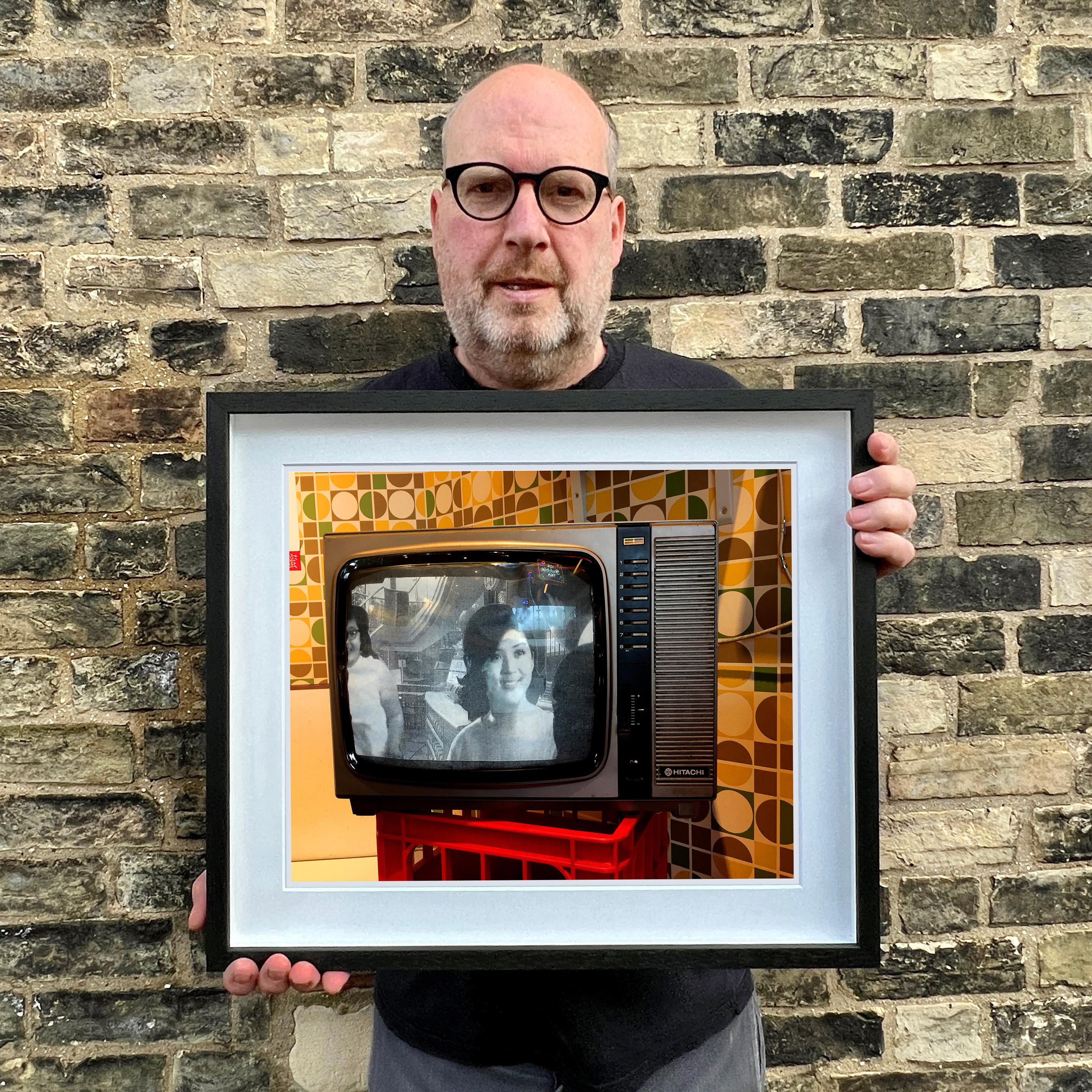Hitachi TV, Hong Kong - Contemporary Portrait Pop Art Color Photograph im Angebot 5