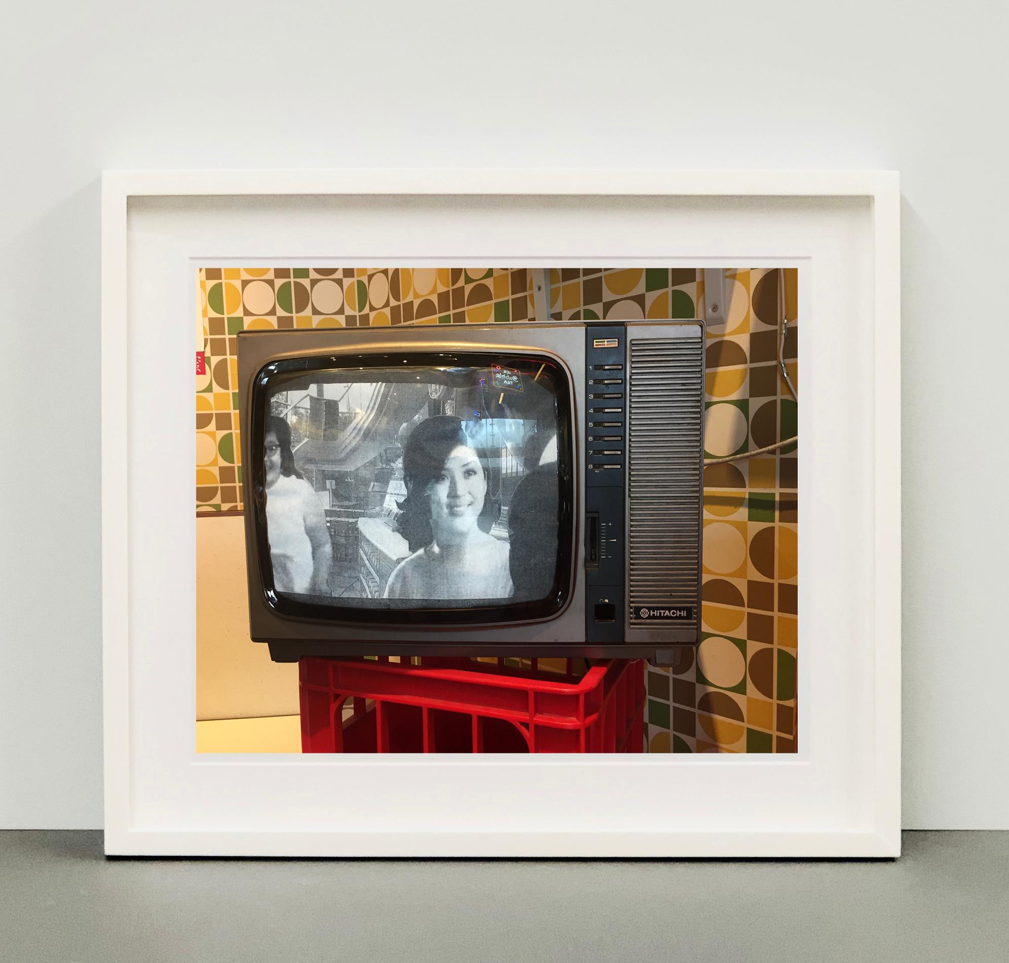 Hitachi TV, Hong Kong - Fotografia Pop Art a colori - Print di Richard Heeps