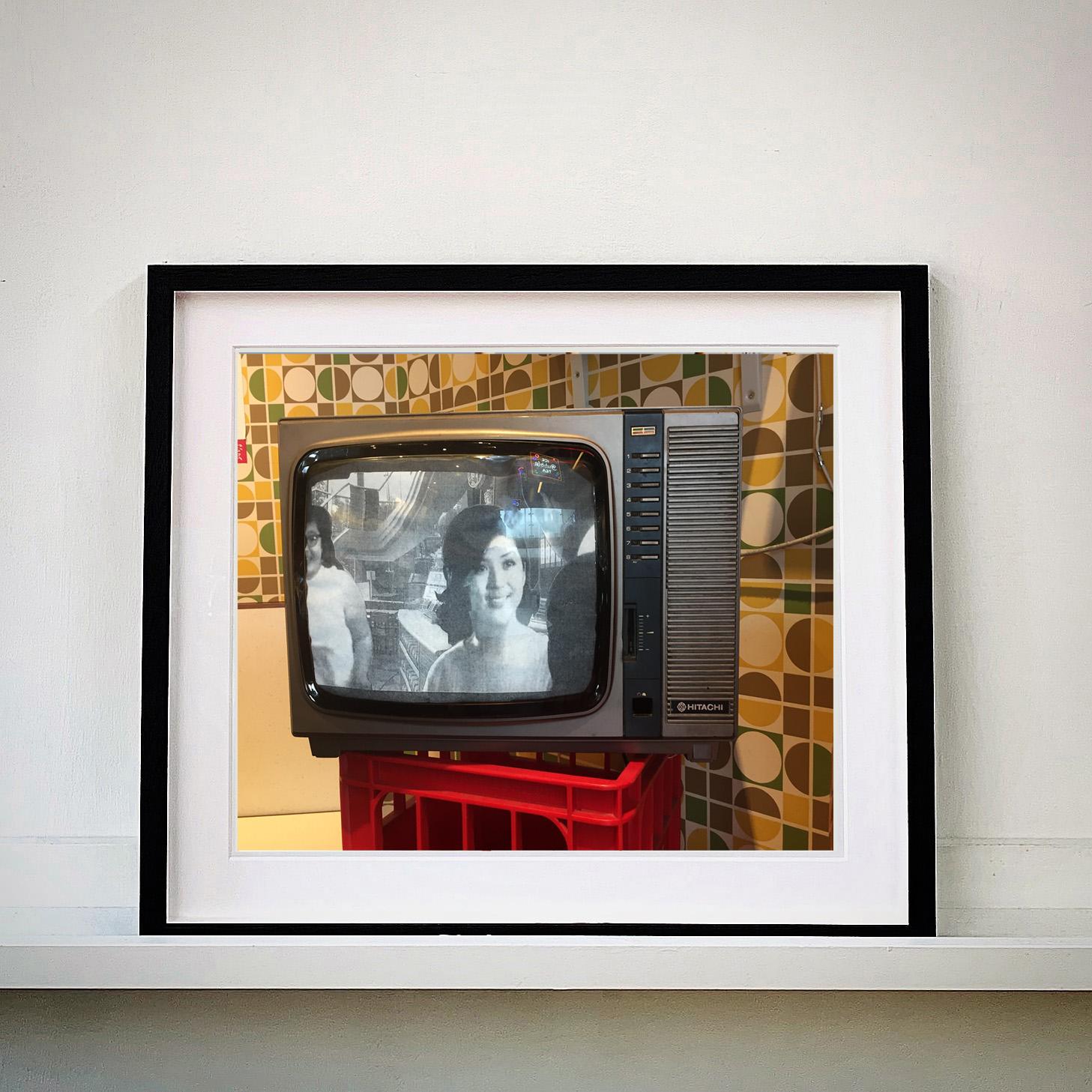 Hitachi TV, Hong Kong - Fotografia Pop Art a colori - Print Contemporaneo di Richard Heeps