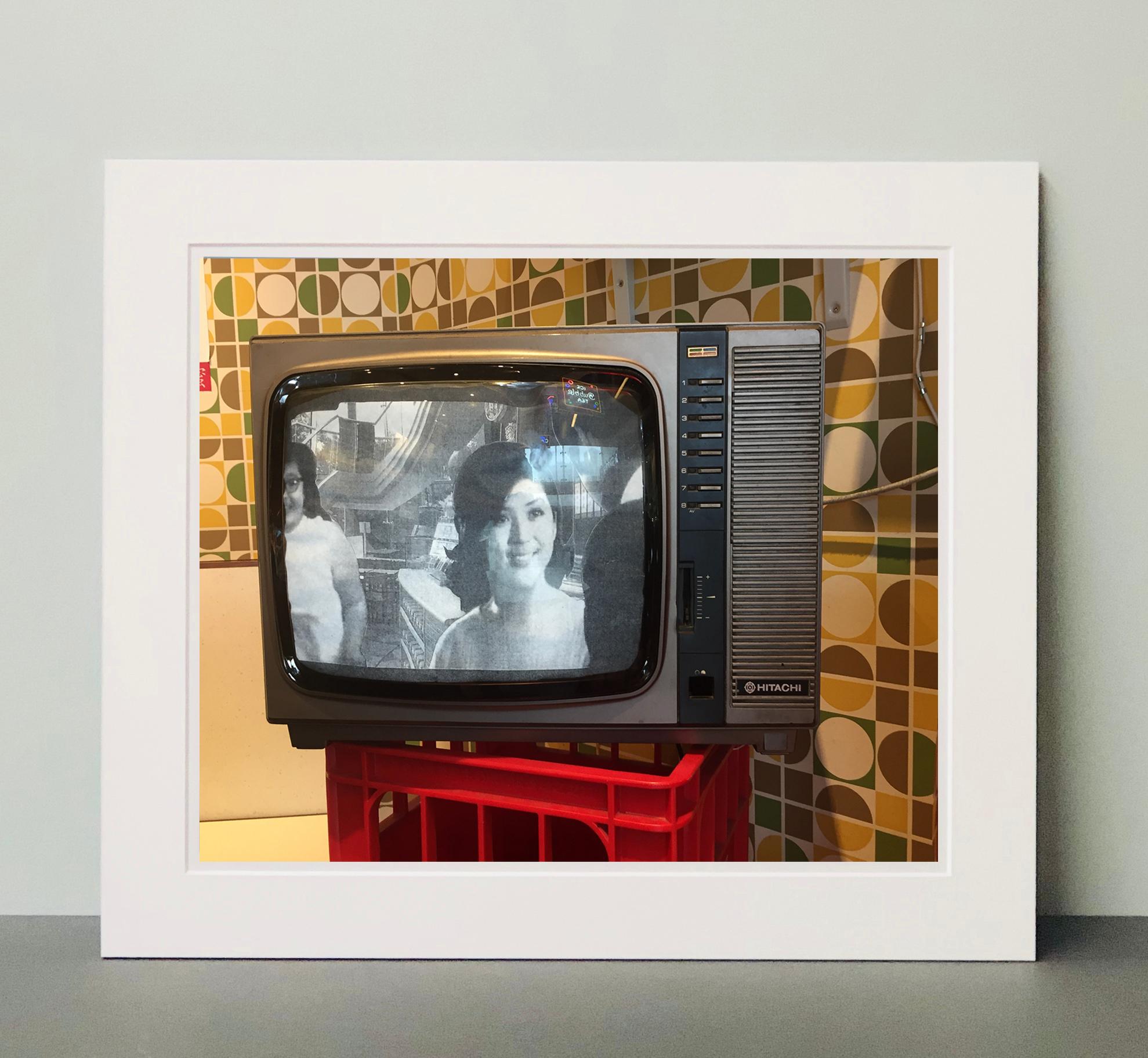 Hitachi TV, Hong Kong - Fotografia Pop Art a colori - Print Marrone di Richard Heeps