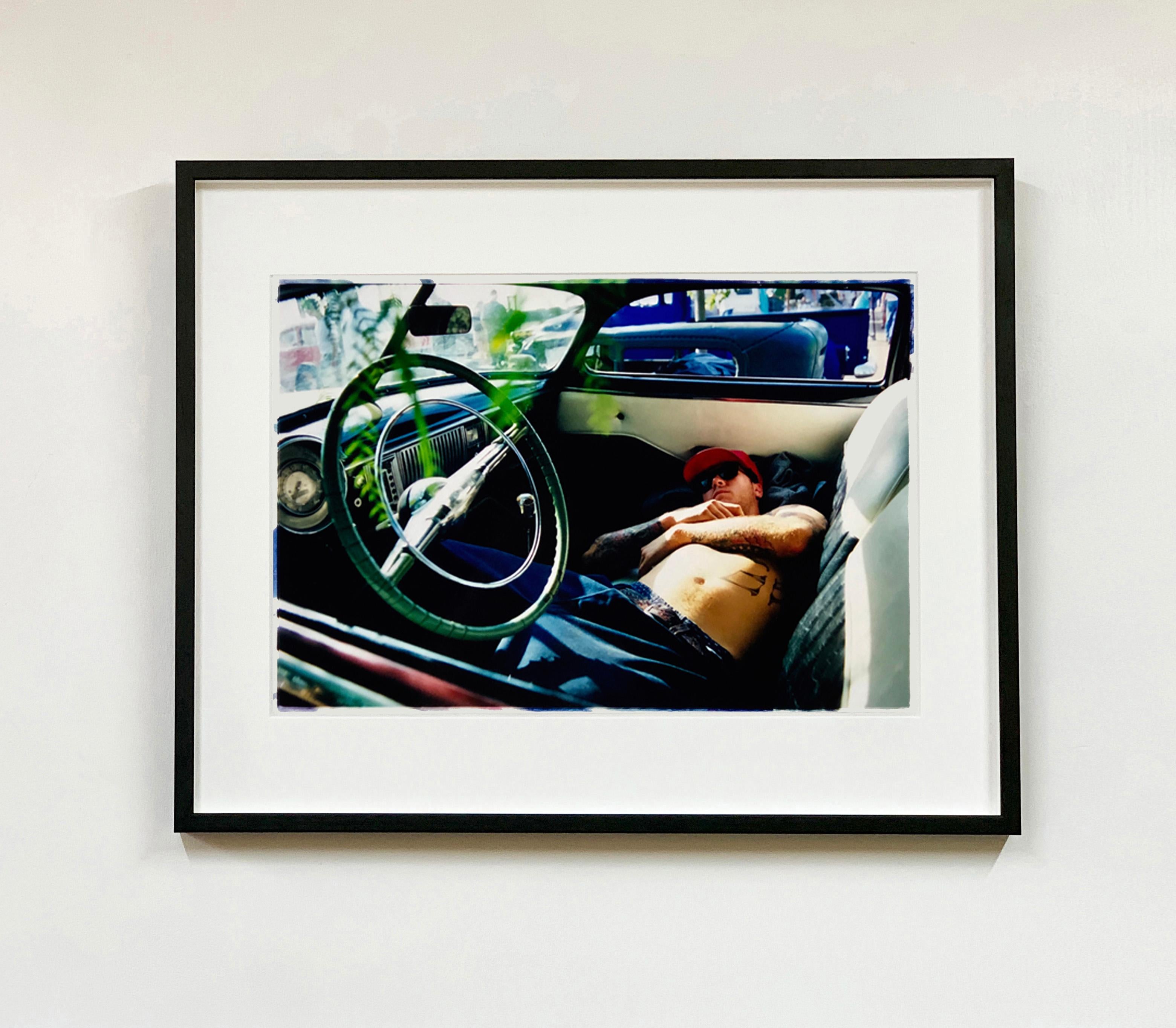 Hot Rod Resting, Bakersfield, California - Portrait contemporain Photo couleur - Photograph de Richard Heeps
