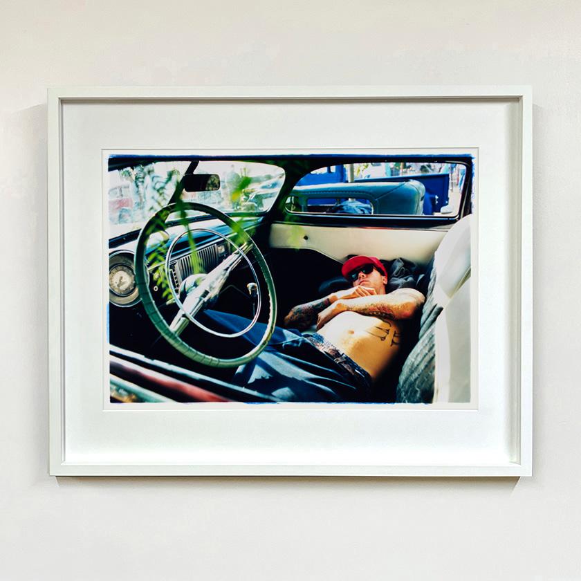 Hot Rod Resting, Bakersfield, California - Portrait contemporain Photo couleur - Contemporain Photograph par Richard Heeps