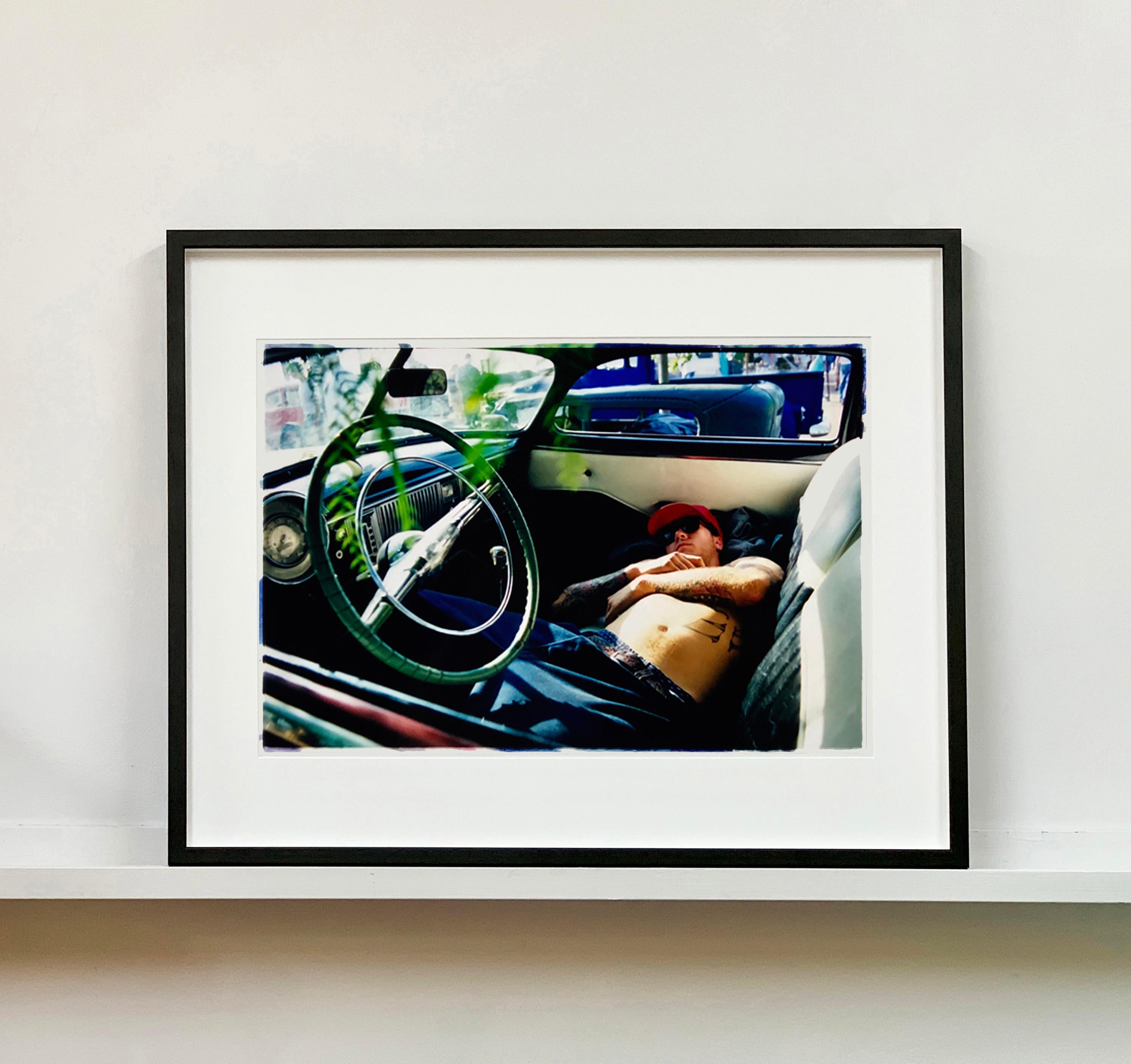 Hot Rod Resting, Bakersfield, California - Portrait contemporain Photo couleur en vente 1