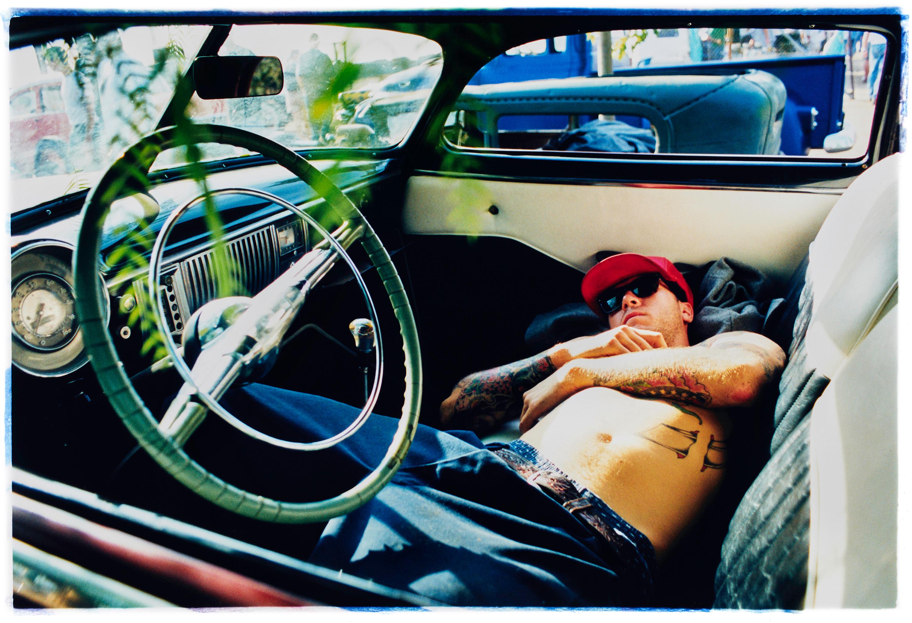 „Hot Rod Resting“, Bakersfield, Kalifornien – zeitgenössisches Porträt-Farbfoto
