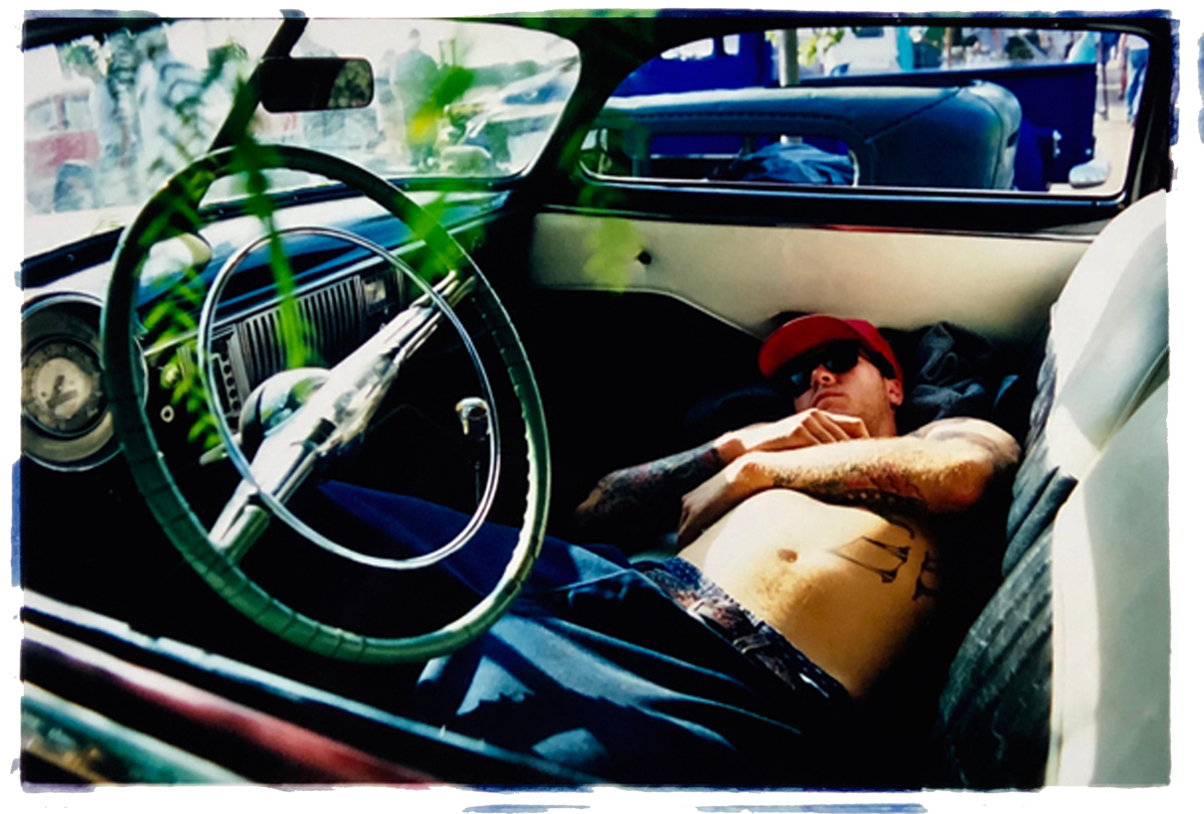 Portrait Photograph Richard Heeps - Hot Rod Resting, Bakersfield, California - Portrait contemporain Photo couleur
