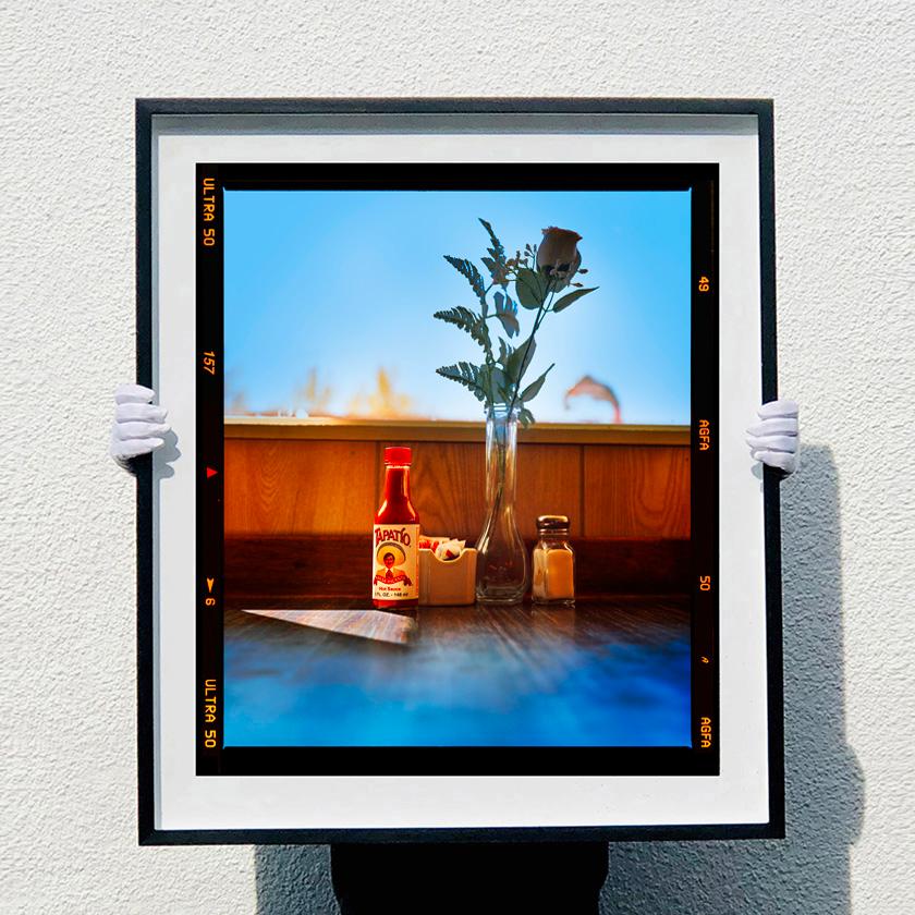 Hot Sauce, Lone Pine, Californie - photographie couleur d'intérieur d'un dîner américain - Print de Richard Heeps