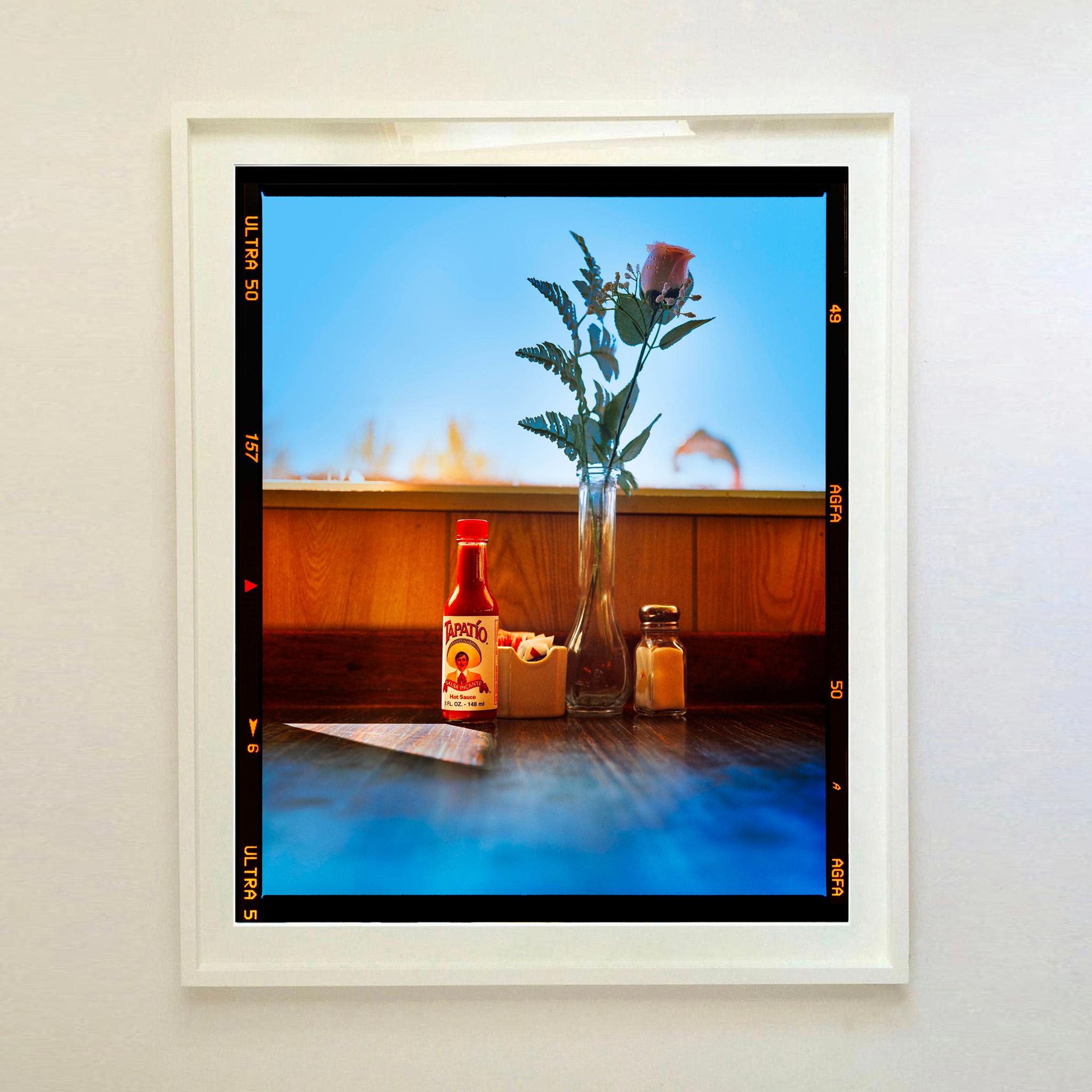 Hot Sauce, Lone Pine, Californie - photographie couleur d'intérieur d'un dîner américain - Contemporain Print par Richard Heeps