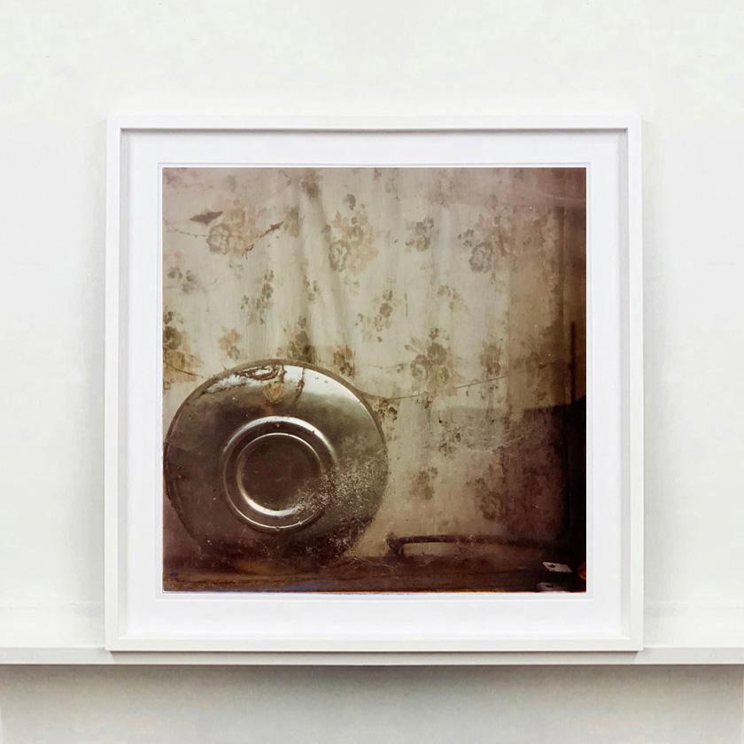 Hubcap, Manea – Monochrome britische quadratische Vintage-Fotografie im Vintage-Stil (Konzeptionell), Photograph, von Richard Heeps