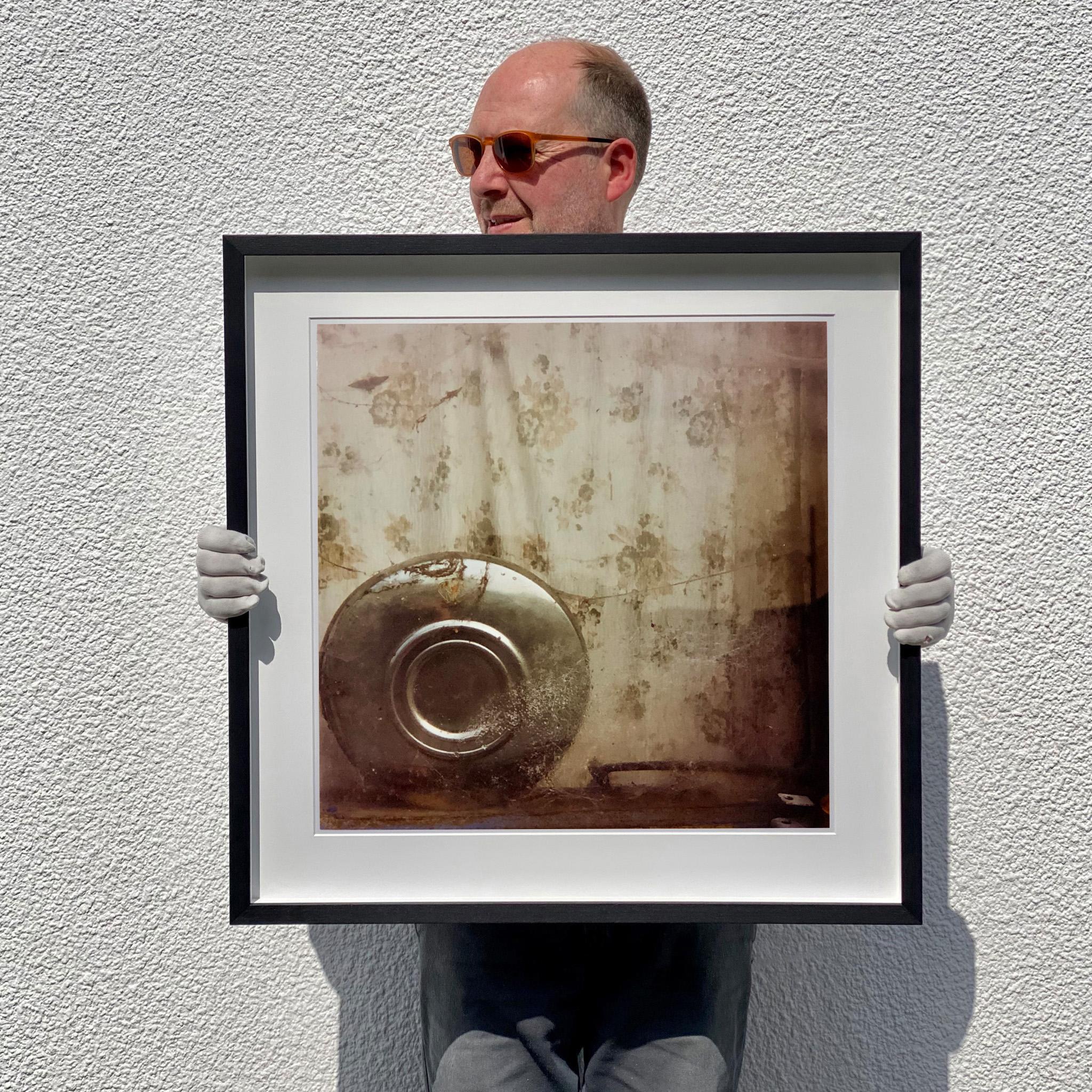 Hubcap, Manea – Monochrome britische quadratische Vintage-Fotografie im Vintage-Stil (Braun), Color Photograph, von Richard Heeps