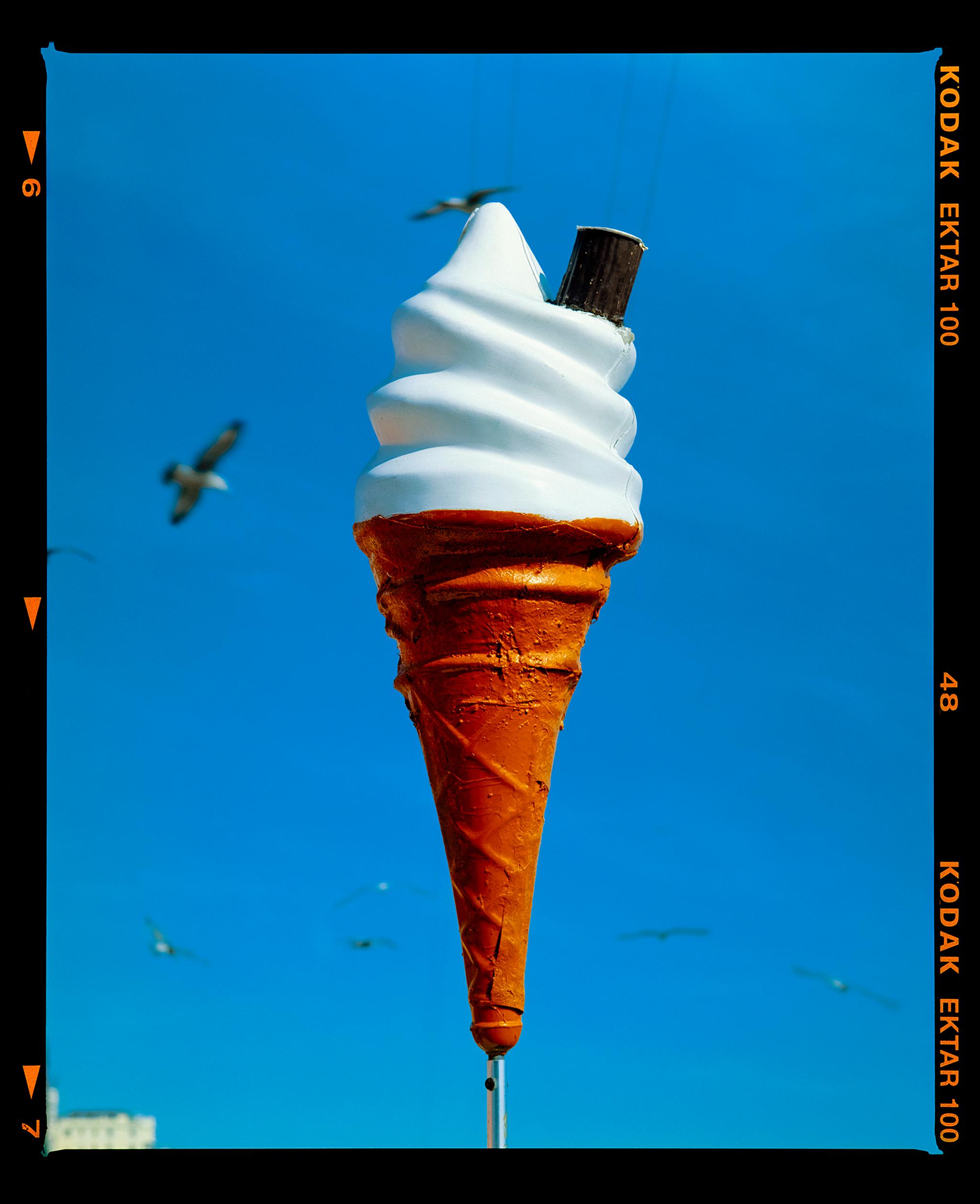 Eiscreme-Tüte, Brighton Beach - Englisch Blauer Himmel Farbfotografie Gerahmt