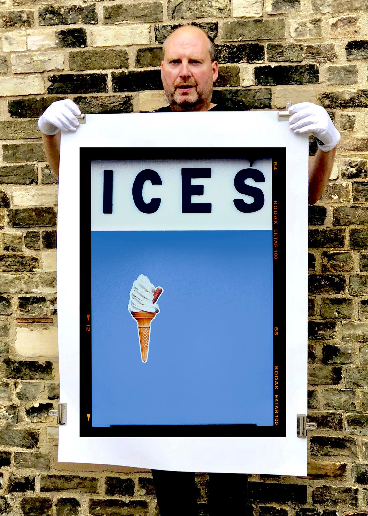 ICES (Baby Blue), Bexhill-on-Sea - Photographie de bord de mer britannique - Bleu Color Photograph par Richard Heeps
