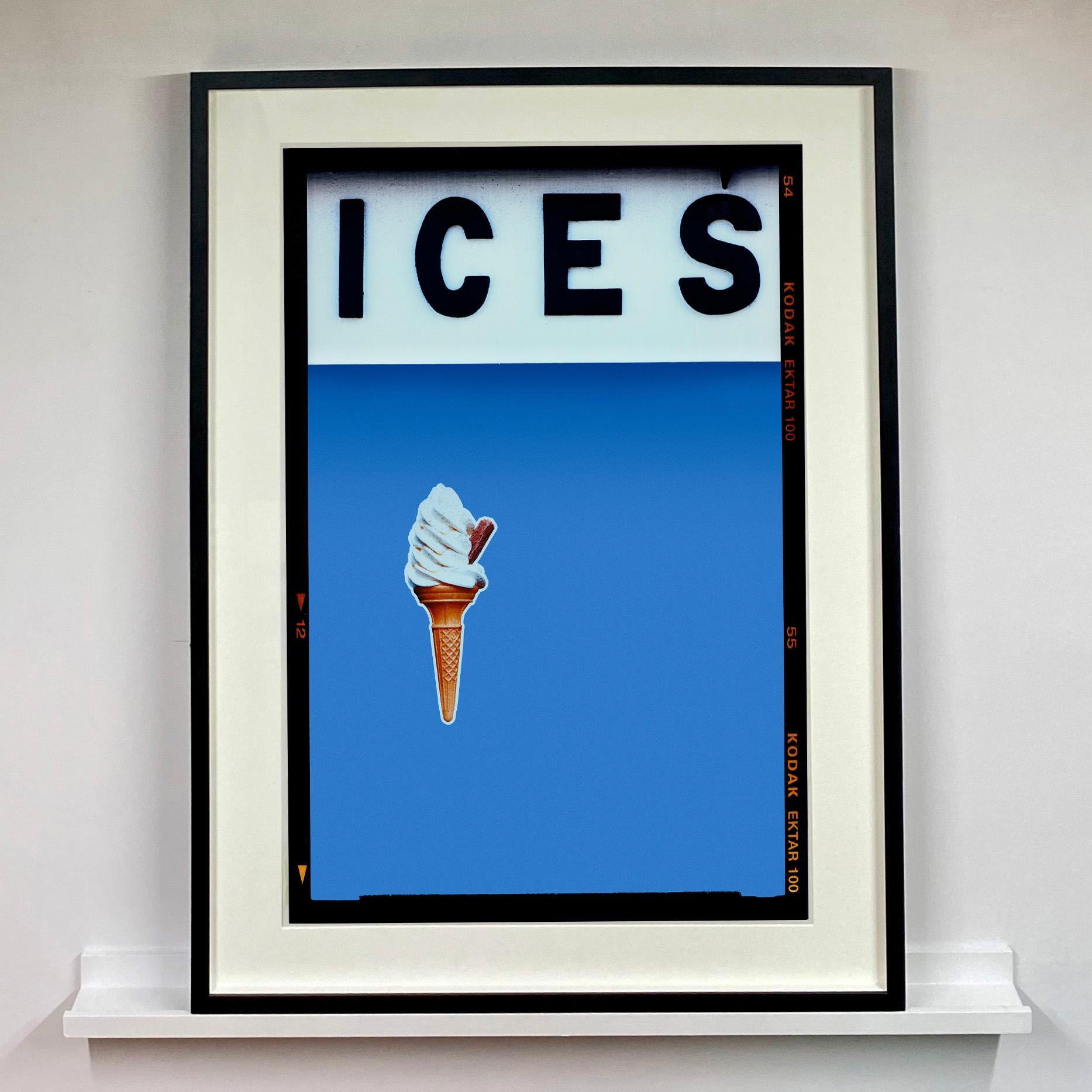 ICES (Baby Blue), Bexhill-on-Sea - photographie couleur de bord de mer britannique - Photograph de Richard Heeps