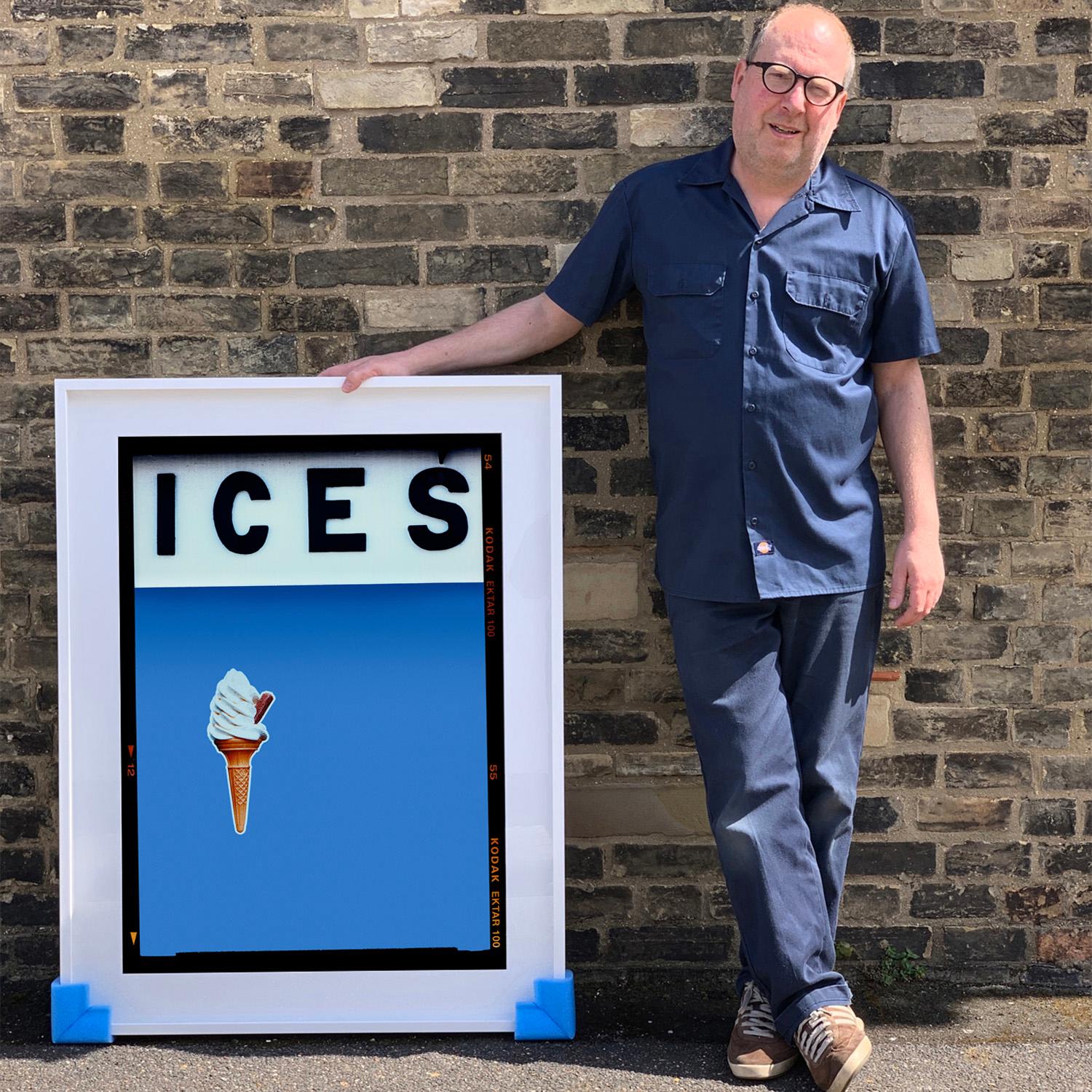 ICES (Baby Blue), Bexhill-on-Sea - photographie couleur de bord de mer britannique - Pop Art Photograph par Richard Heeps