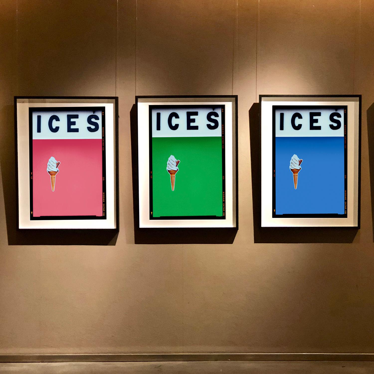 ICES, par Richard Heeps, photographié au bord de la mer britannique à la fin de l'été 2020. Cette œuvre d'art évoque les souvenirs de la joie simple des jours passés au bord de la mer. Les couleurs bleu ciel, la typographie et le côté surréaliste du