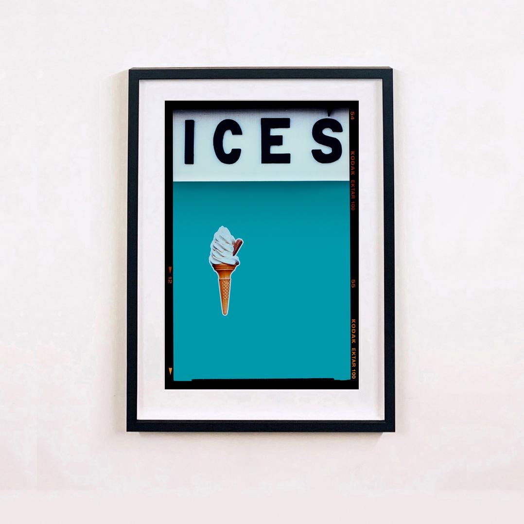 CIEM Azul Curaçao, Bexhill-on-Sea - Fotografía Tipográfica Pop Art - Print de Richard Heeps
