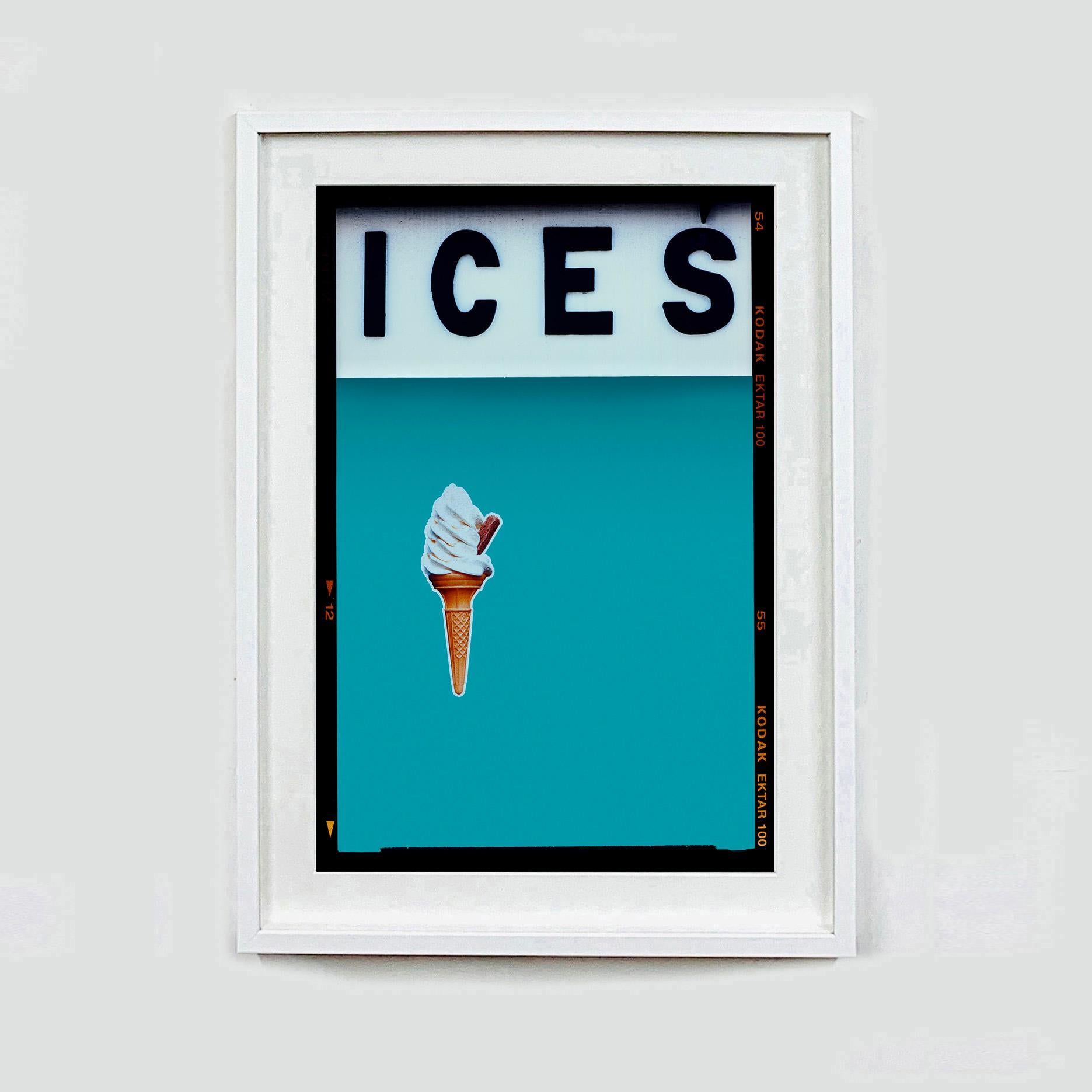 CIEM Azul Curaçao, Bexhill-on-Sea - Fotografía Tipográfica Pop Art - Print Arte pop de Richard Heeps