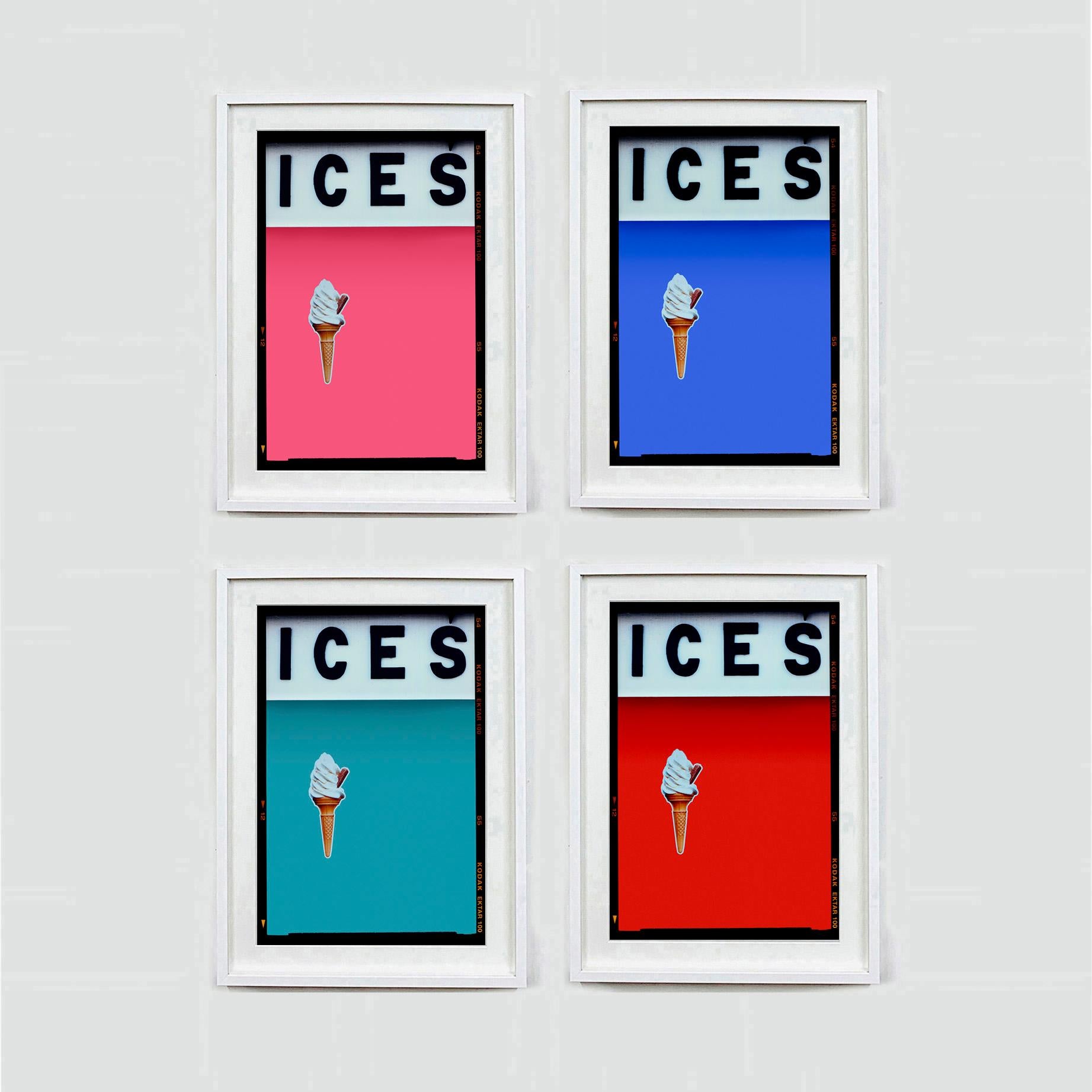 CIEM Azul Curaçao, atrevida fotografía callejera pop art de la serie On-Sea de Richard Heeps.

Creada como una oda a las visitas de la infancia de Richard a sus abuelos que vivían en la costa de Sussex, la obra cuenta la historia de las sencillas