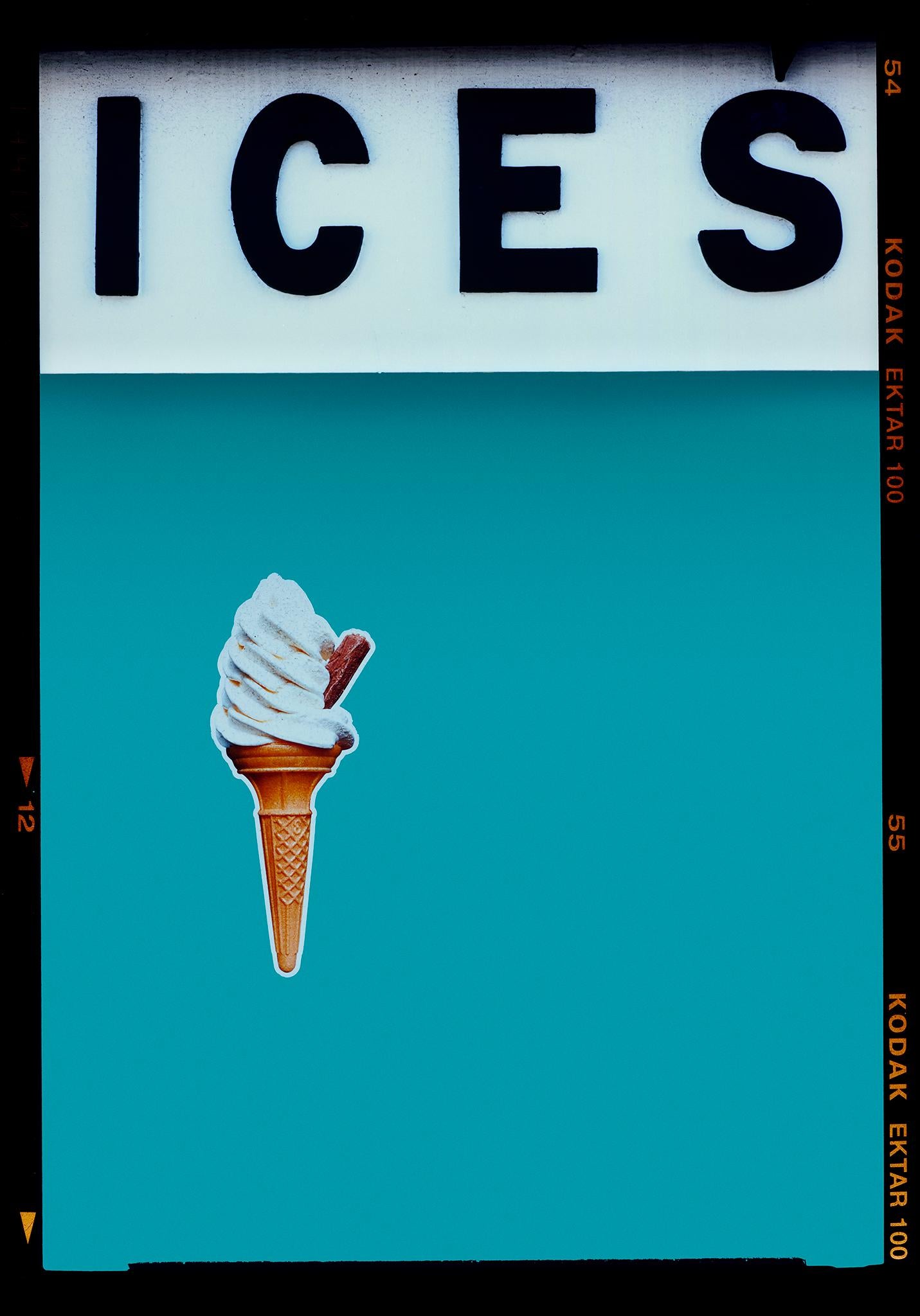 Print de Richard Heeps - CIEM Azul Curaçao, Bexhill-on-Sea - Fotografía Tipográfica Pop Art