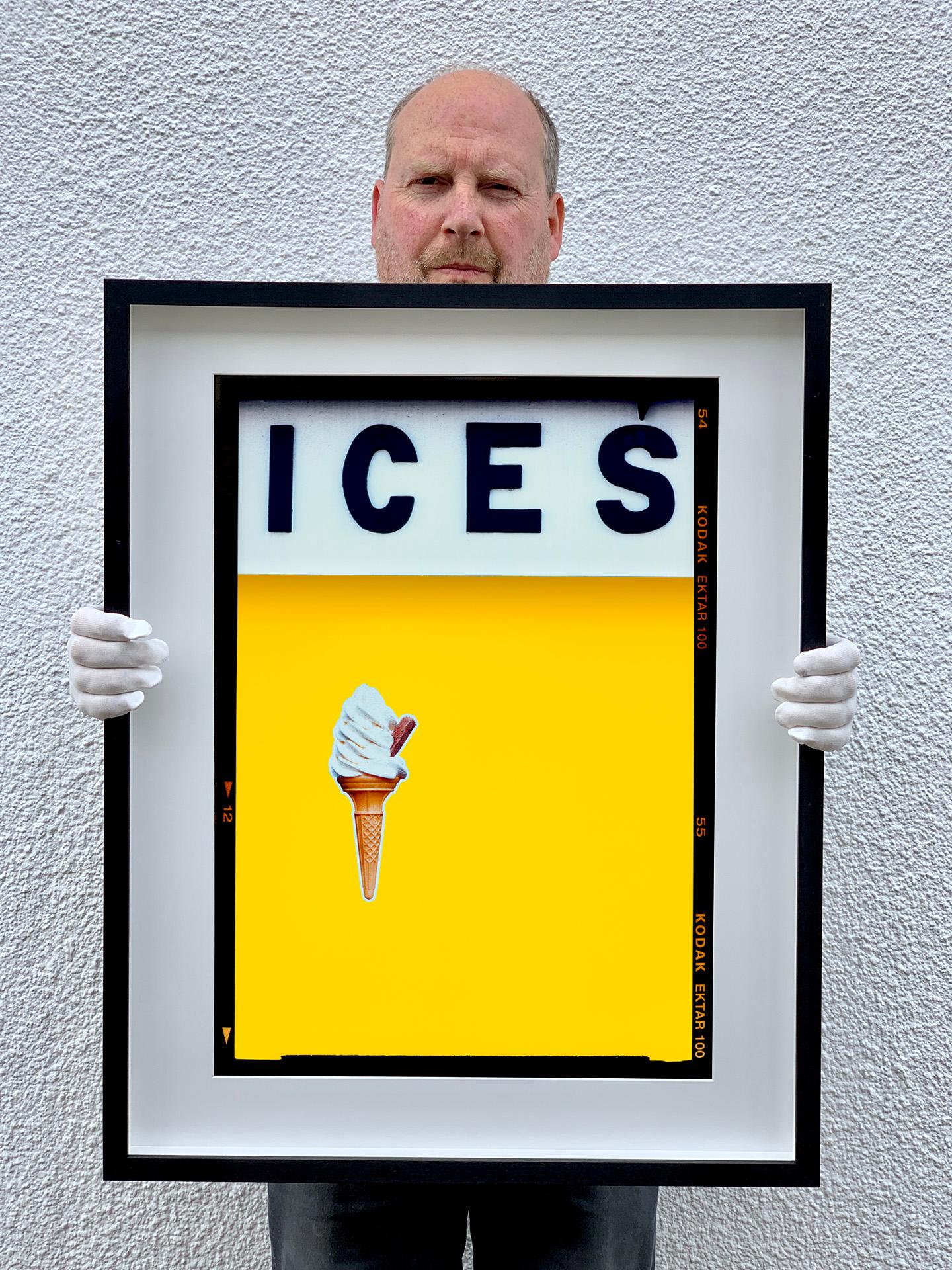 Set aus drei gerahmten Farbfotografie-Kunstwerken von ICES in Blau, Rosa und Gelb im Angebot 2