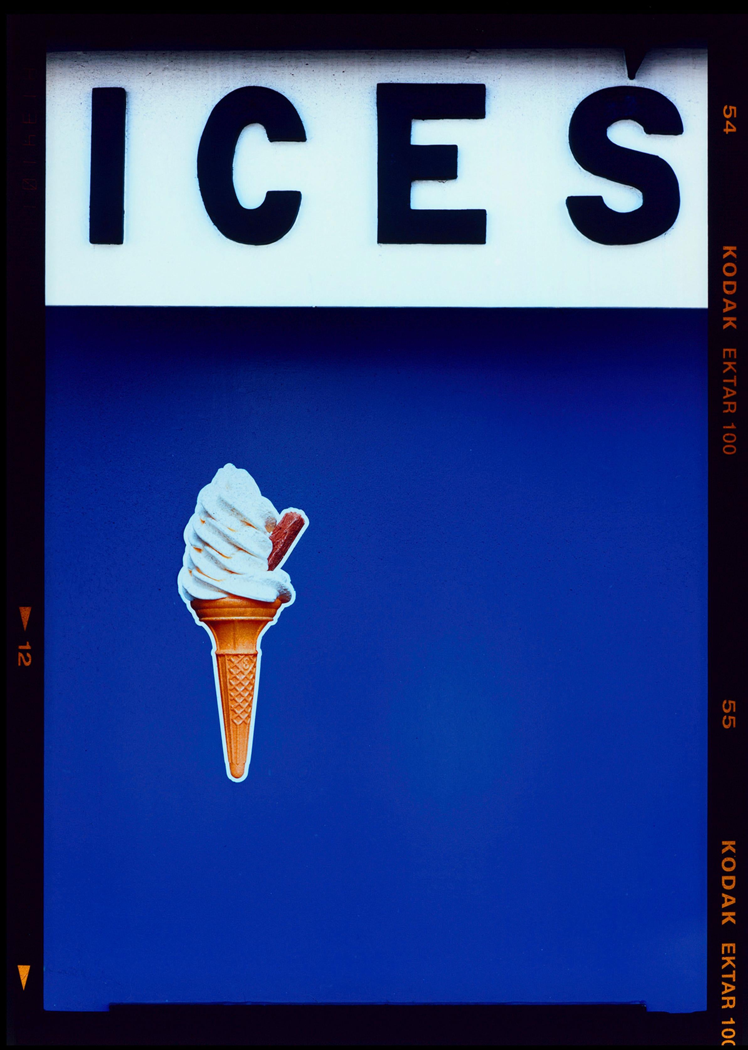 Blaues, rosafarbenes und gelbes Trio aus gerahmten Farbfotografie-Kunstwerken von ICES – Photograph von Richard Heeps