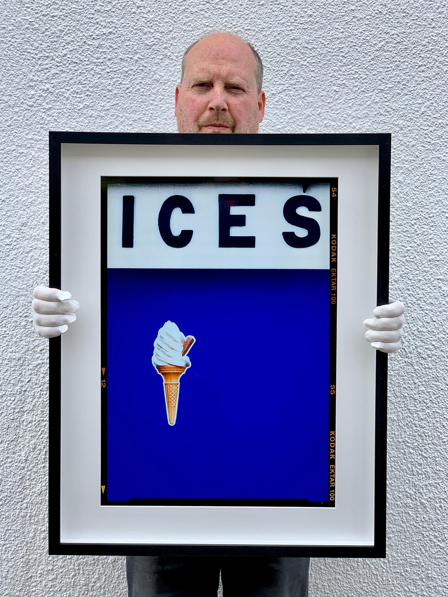 Blaues, rosafarbenes und gelbes Trio aus gerahmten Farbfotografie-Kunstwerken von ICES im Angebot 1