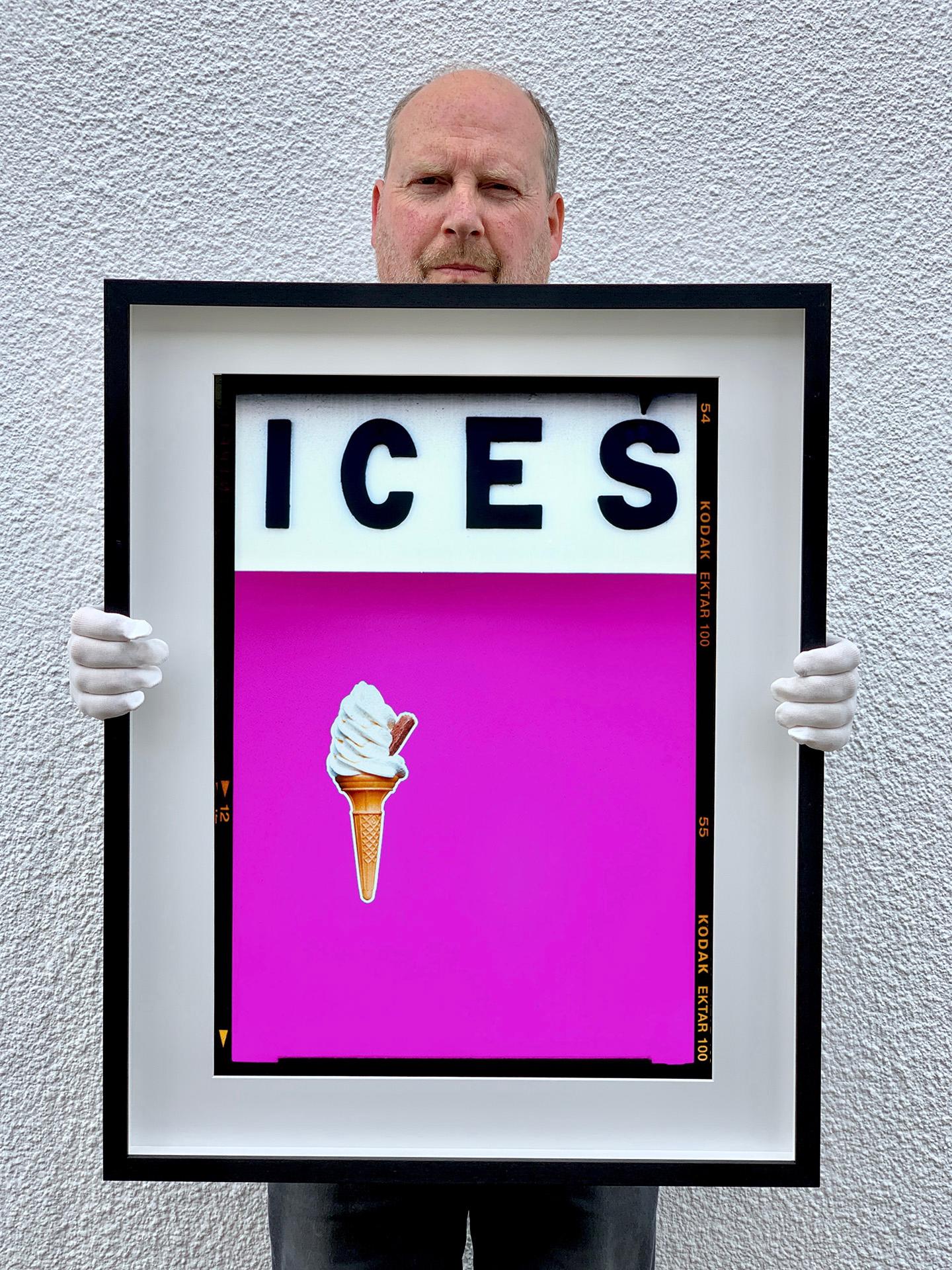 Blaues, rosafarbenes und gelbes Trio aus gerahmten Farbfotografie-Kunstwerken von ICES im Angebot 2