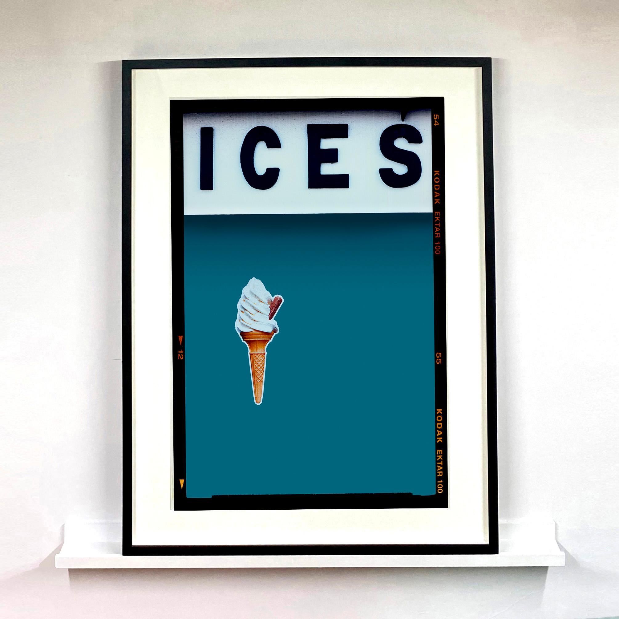 Ices (Teal Azul), Bexhill-on-Sea - Fotografía británica Pop Art en color - Print de Richard Heeps