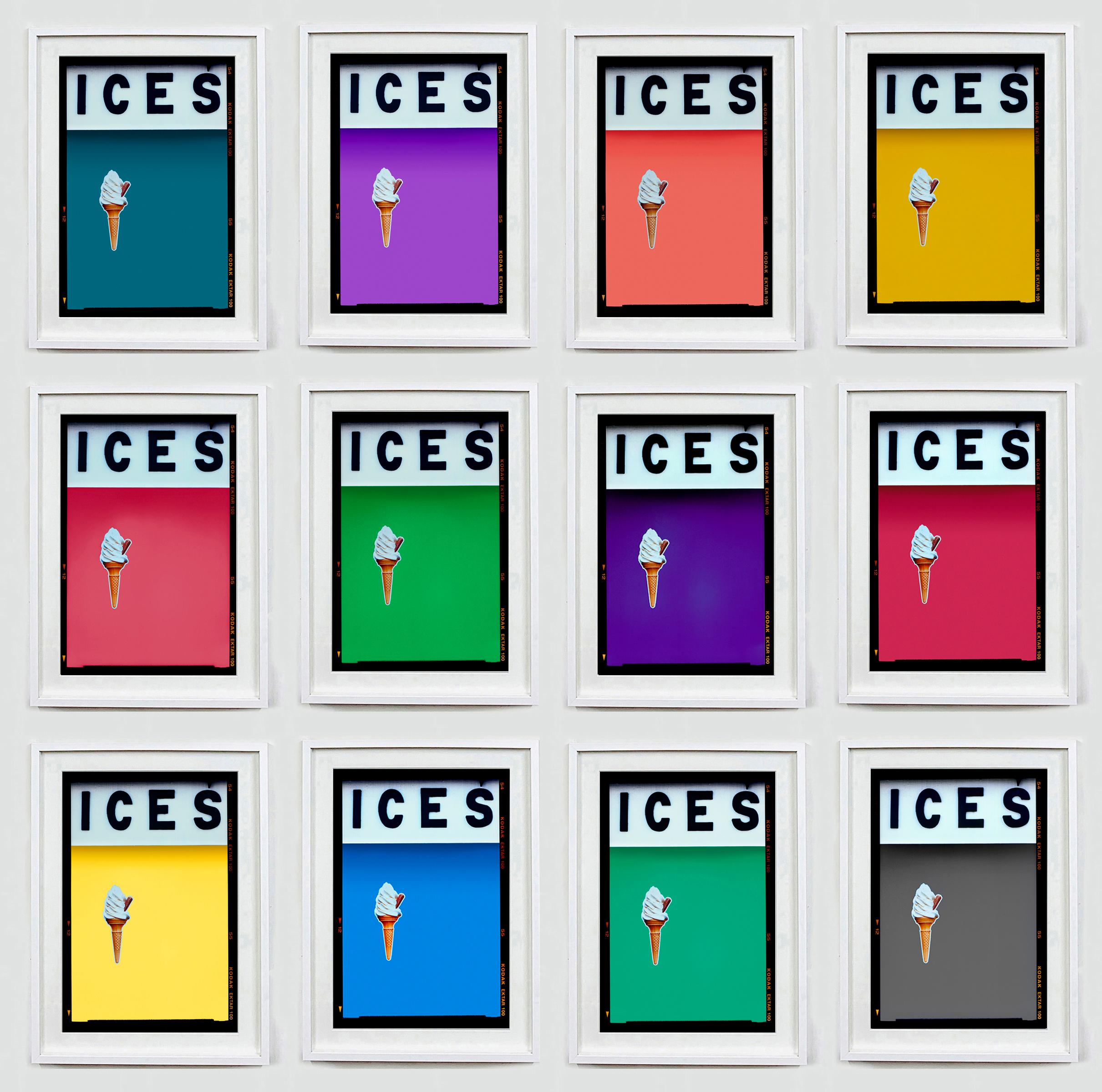 Ices (Teal Azul), Bexhill-on-Sea - Fotografía británica Pop Art en color en venta 1