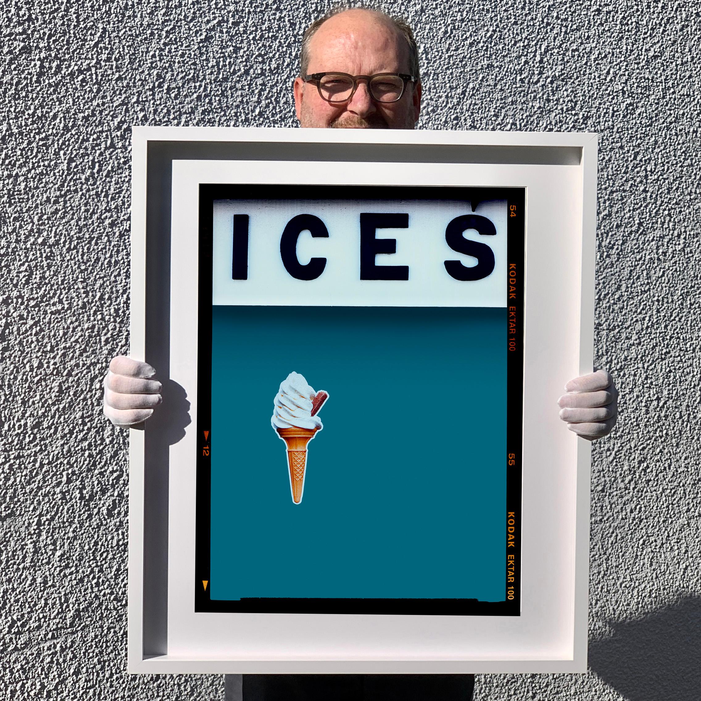 Ices (Teal Azul), Bexhill-on-Sea - Fotografía británica Pop Art en color en venta 2