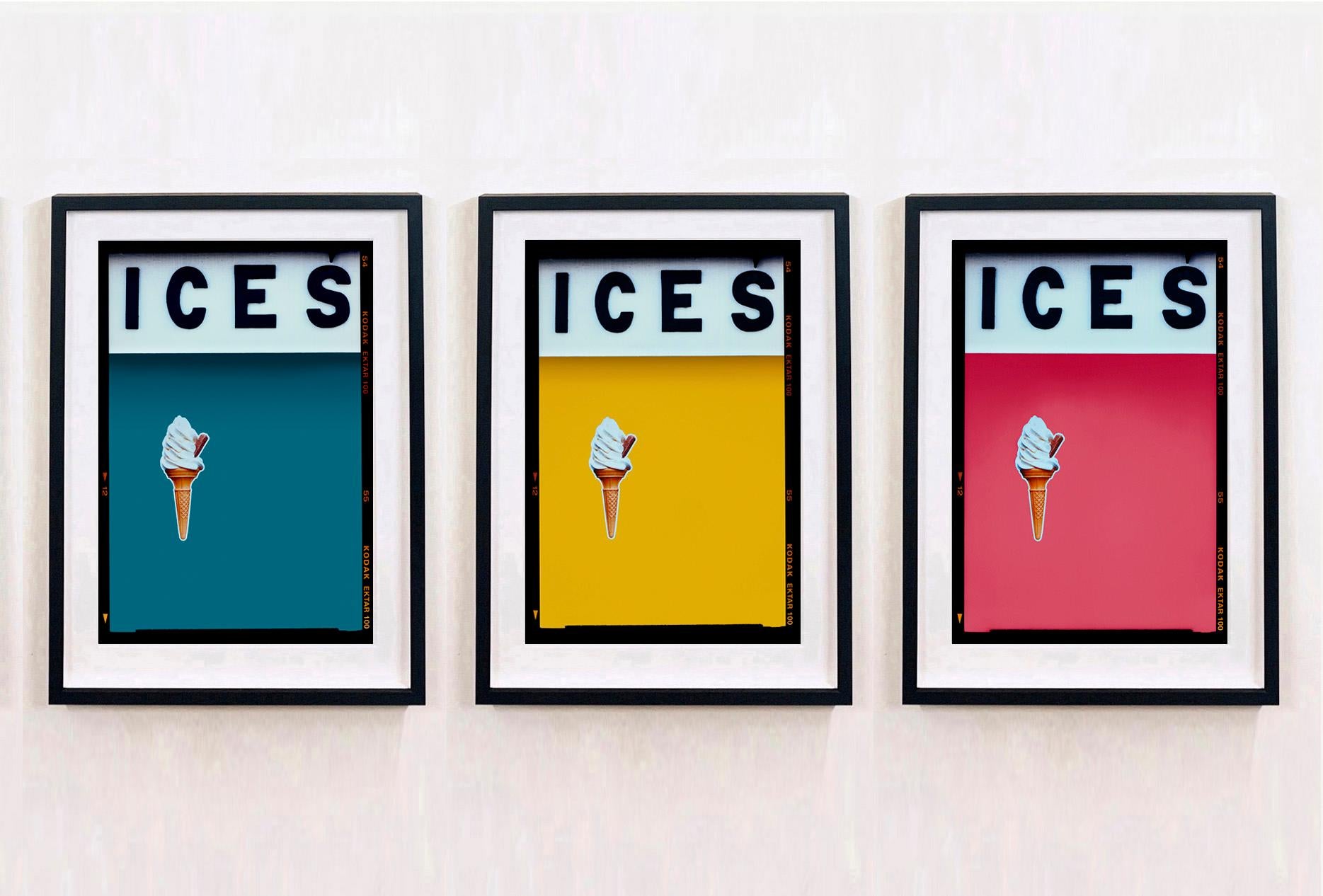 Ices (Teal Azul), Bexhill-on-Sea - Fotografía británica Pop Art en color en venta 2