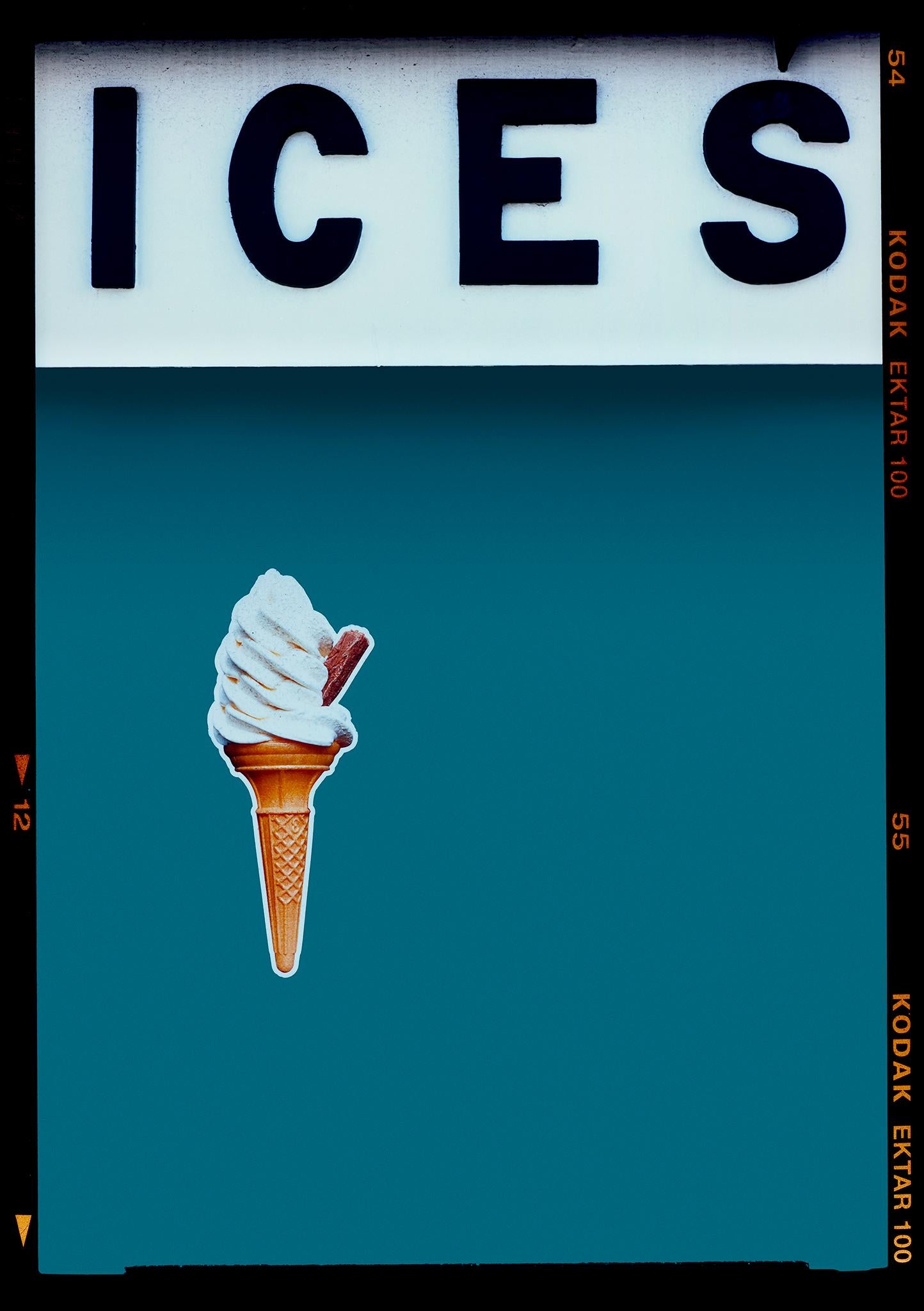 Print de Richard Heeps - Ices (Teal Azul), Bexhill-on-Sea - Fotografía británica Pop Art en color