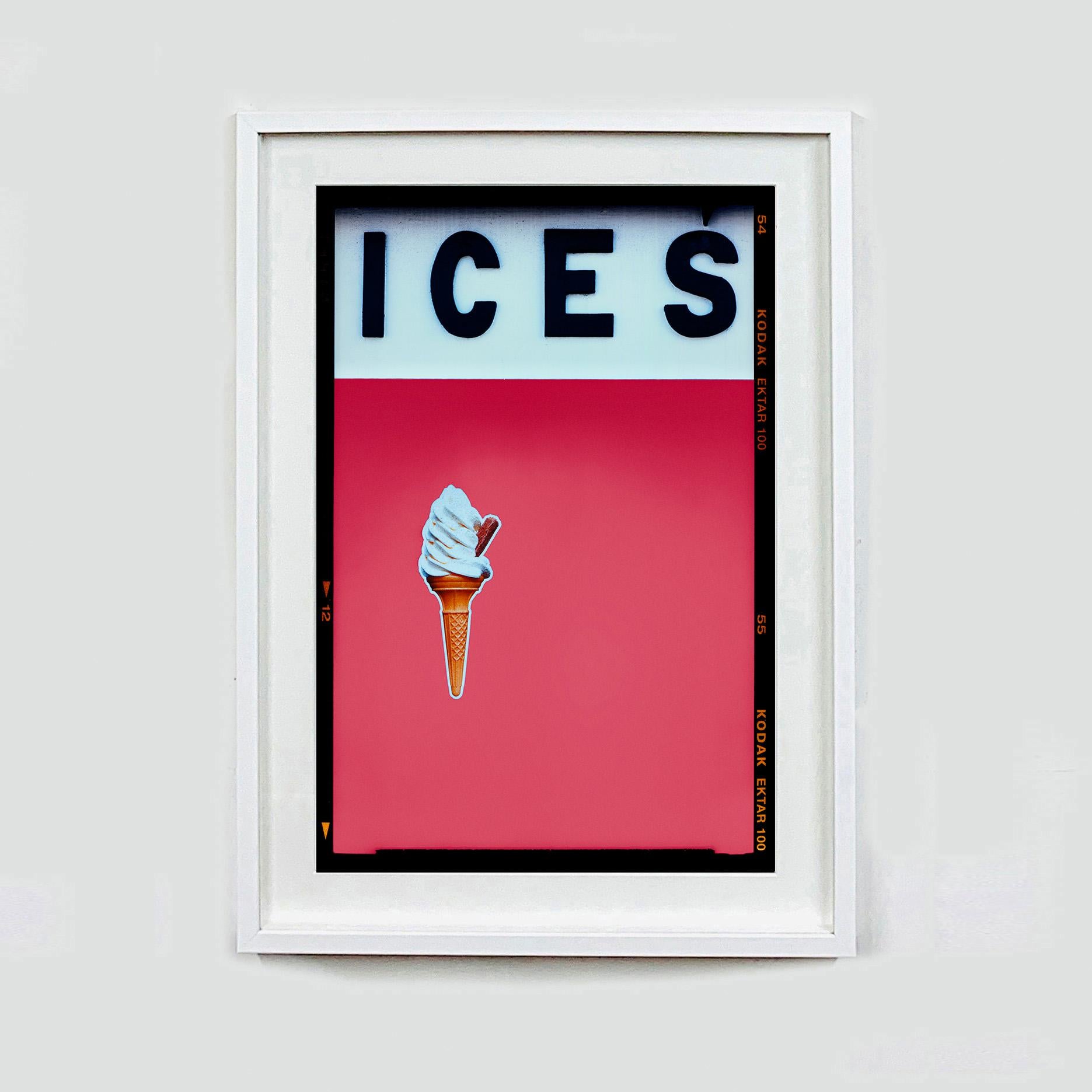 Eis (Coral), Bexhill-on-Sea – britische Farbfotografie am Meer (Zeitgenössisch), Print, von Richard Heeps
