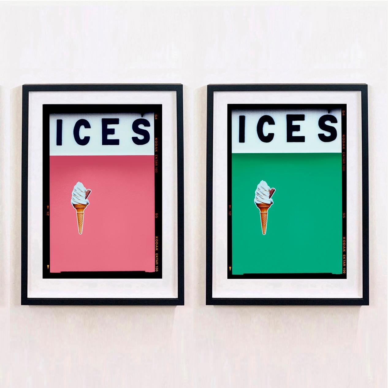 ICES, von Richard Heeps, fotografiert an der britischen Küste am Ende des Sommers 2020. Bei diesem Kunstwerk geht es darum, Erinnerungen an die einfache Freude von Tagen am Strand zu wecken. Die korallenrosa Farbblockierung, die Typografie und die