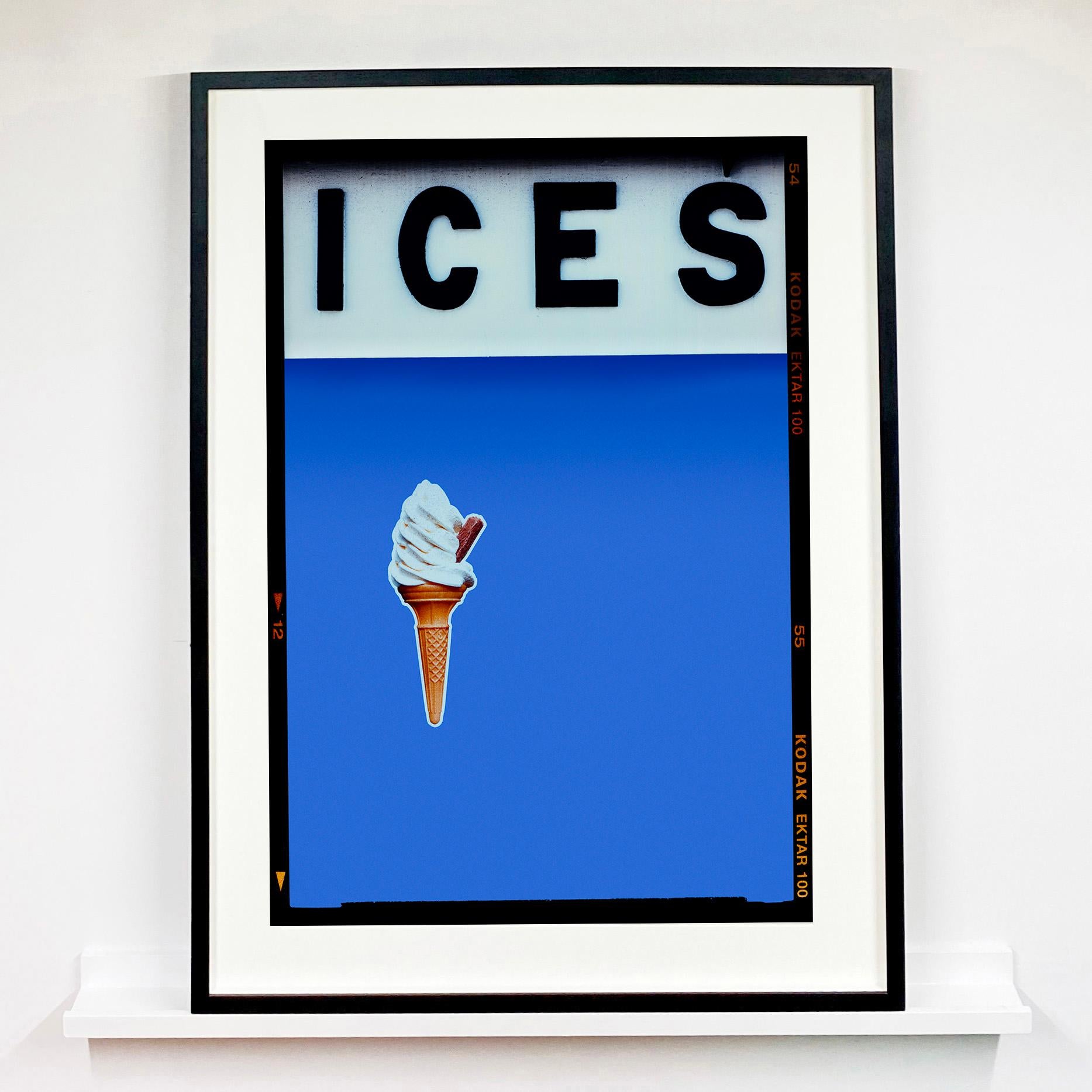 ICES Cornflower Blue, Bexhill-on-Sea - Photographie typographie Pop Art - Print de Richard Heeps