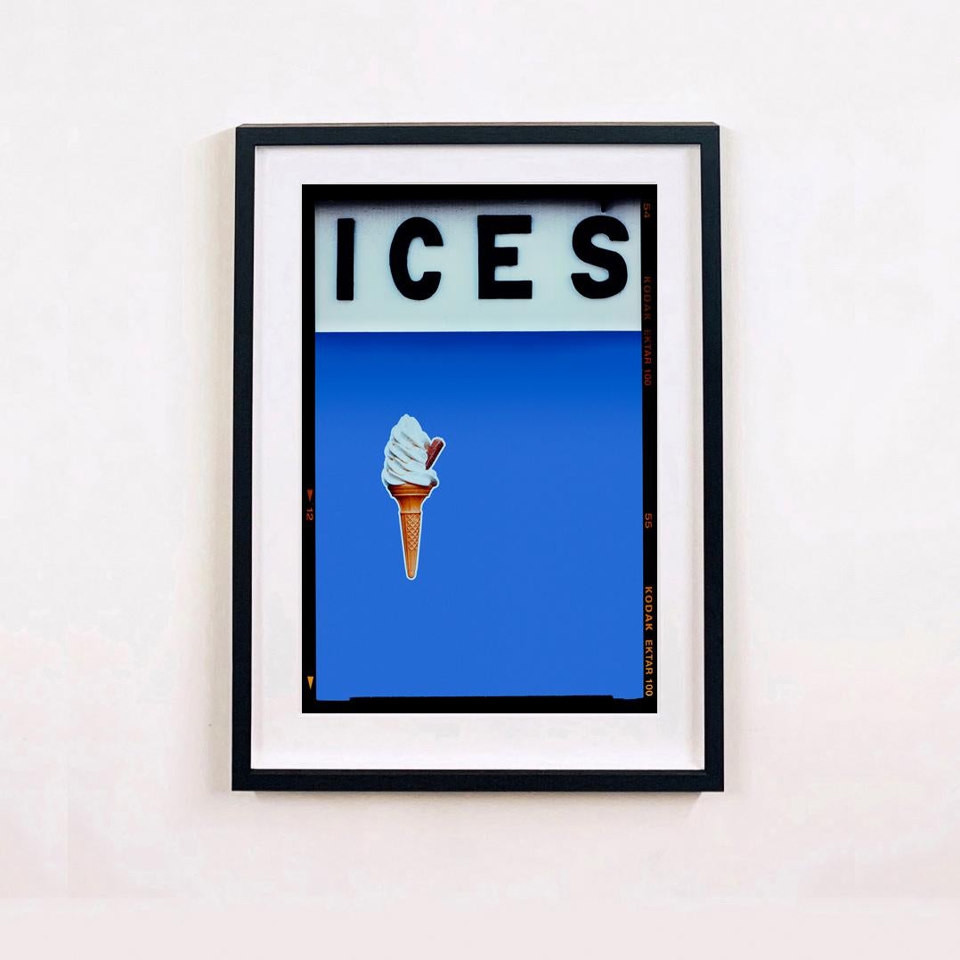 ICES Kornblumenblau, Bexhill-on-Sea - Pop Art Typografiefotografie – Photograph von Richard Heeps